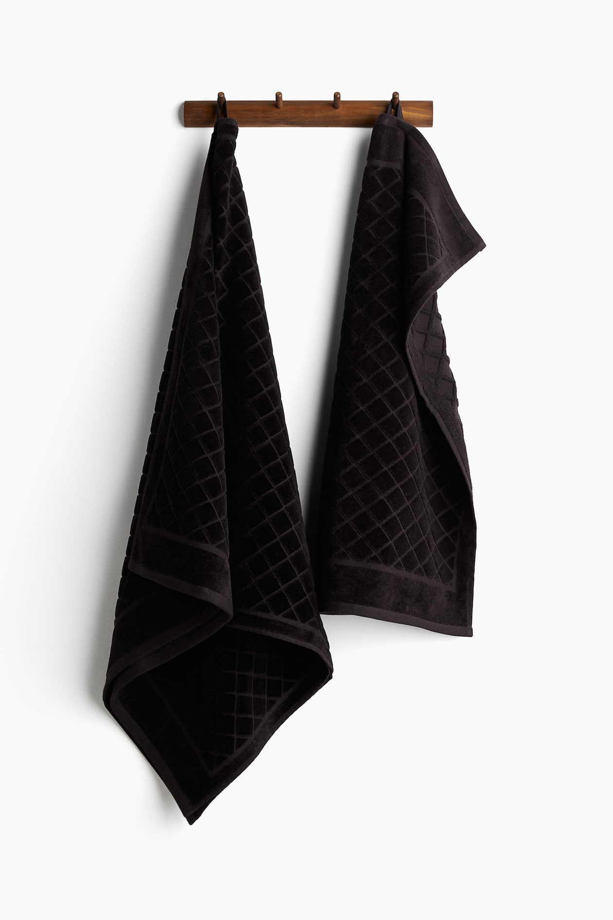 velour-bath-towel-black-home-all-h-m-us