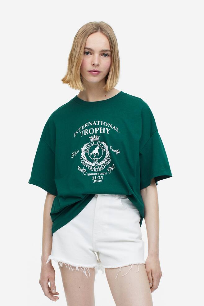 Oversized T-shirt med tryk - Mørkegrøn/Trofæ - 1