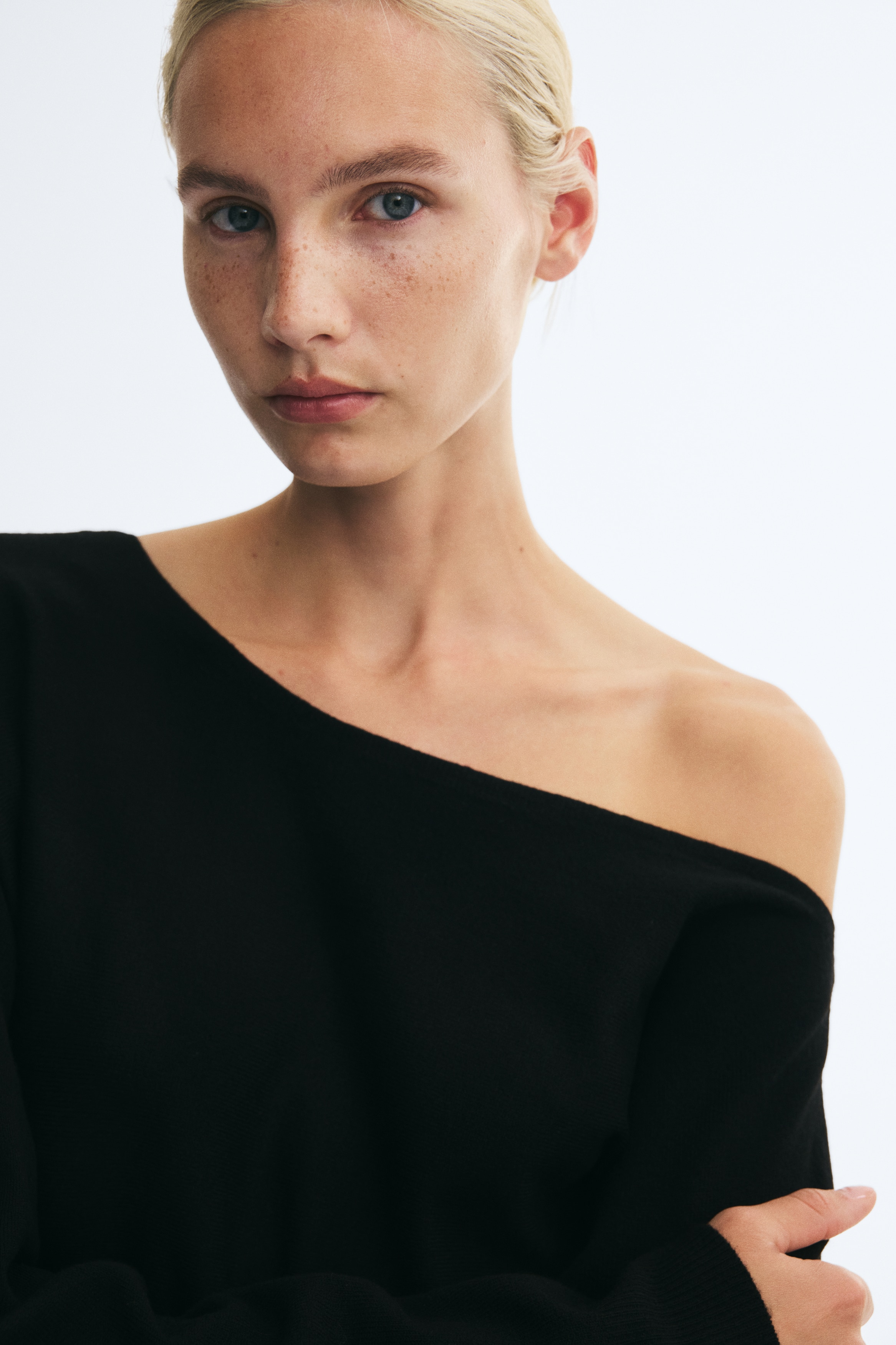 One-shoulder jumper - Black/Light blue/Red