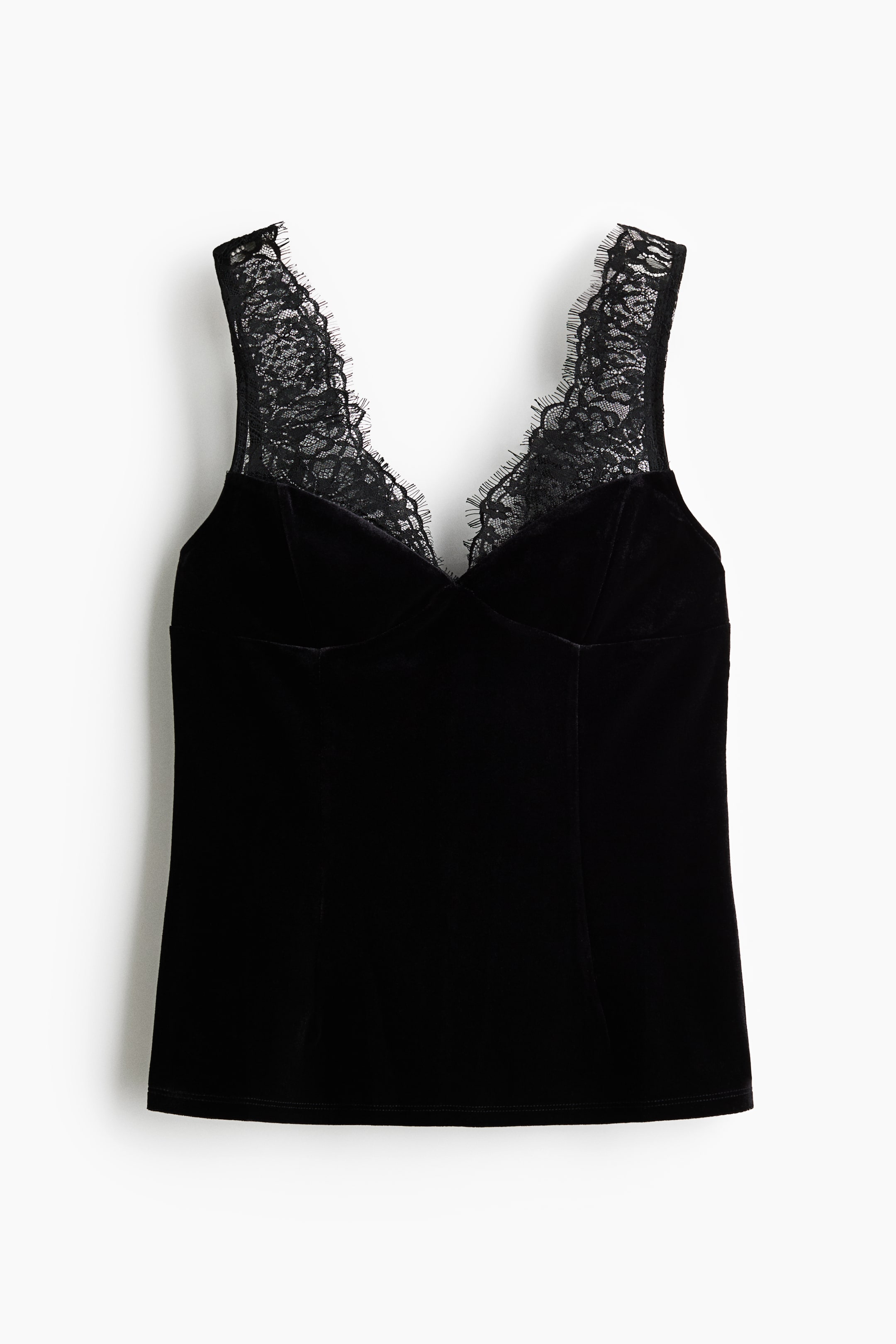 Größeres Bild anzeigen: Ein schwarzes Samt-Camisole ist von vorne zu sehen und verfügt über ein figurbetontes Oberteil mit formgebenden Prinzessnähten sowie einen herzförmigen V-Ausschnitt. Der Ausschnitt und die breiten Schulterträger sind mit zarter schwarzer Spitze verziert, deren Kanten mit Wimpernabschluss gearbeitet sind.