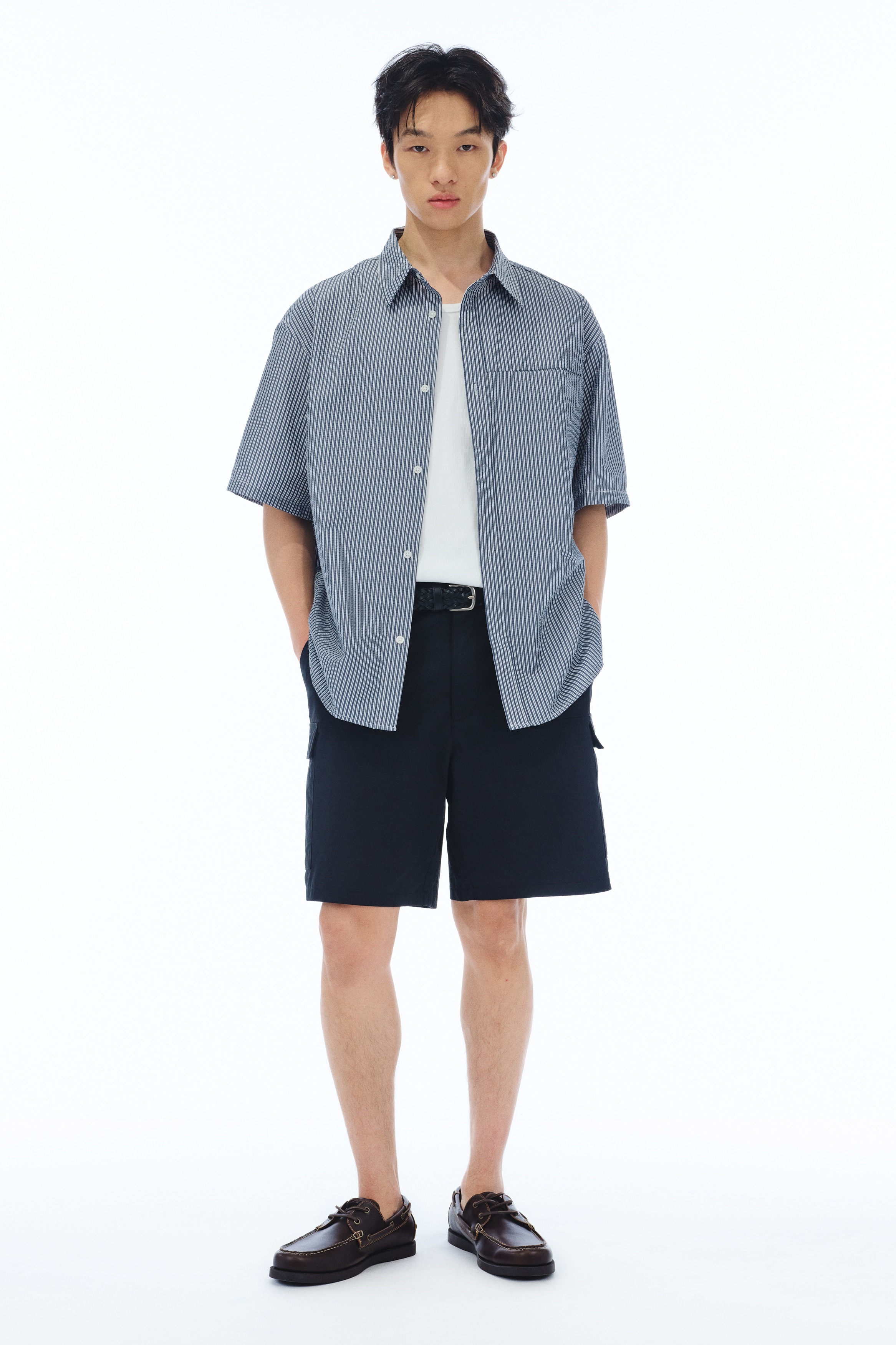Loose Fit Short-sleeved seersucker shirt - Navy blue/Striped - Men