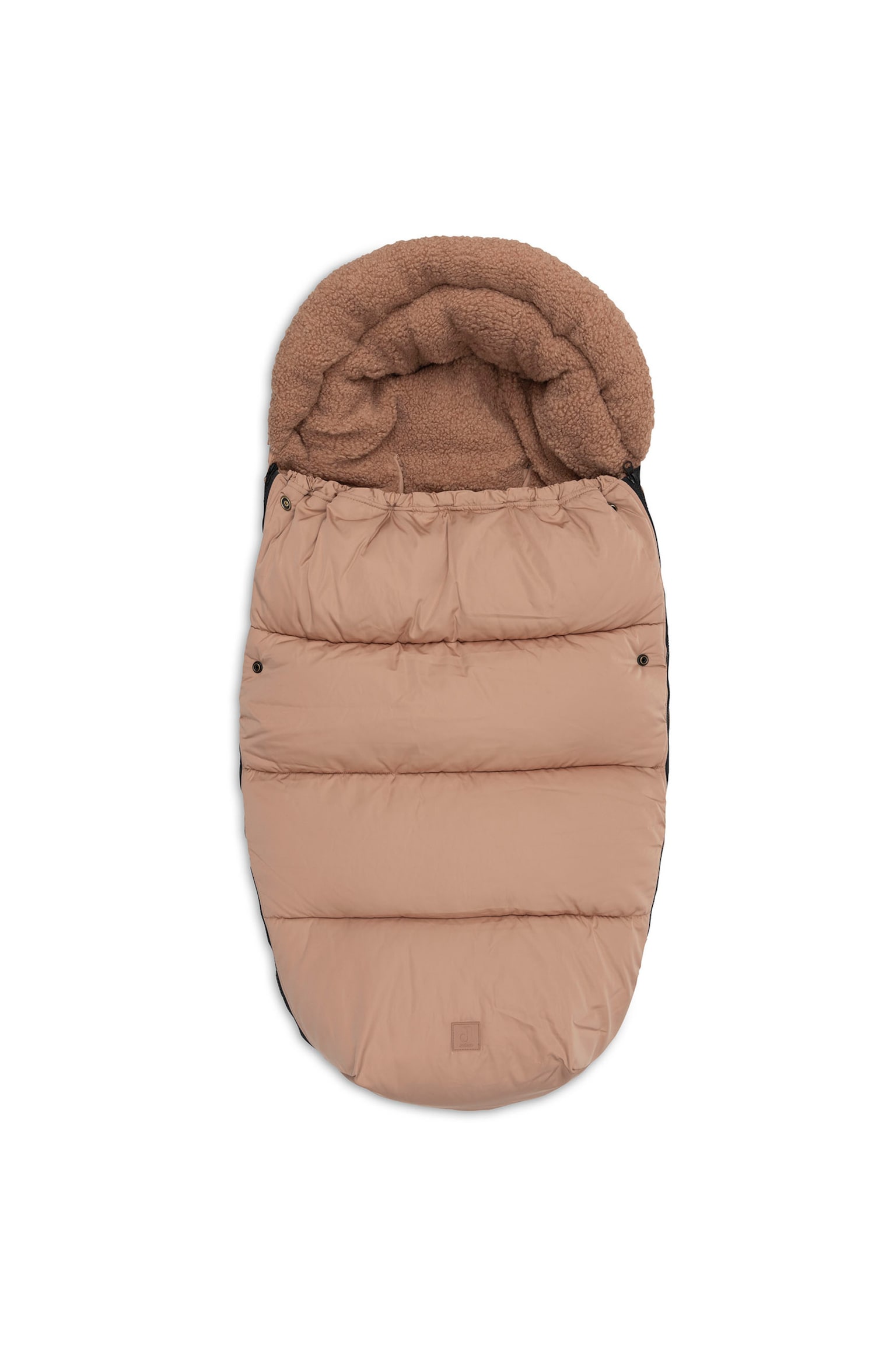 Une chanceliÃ¨re beige matelassÃ©e pour poussette est posÃ©e Ã  plat, vue de face, avec un matelassage horizontal effet doudoune et un bas arrondi. La capuche supÃ©rieure laisse apparaÃ®tre une doublure Ã©paisse en sherpa marron texturÃ©, avec de petits boutons-pression et un dÃ©tail de patch logo carrÃ© sur lâextÃ©rieur.
