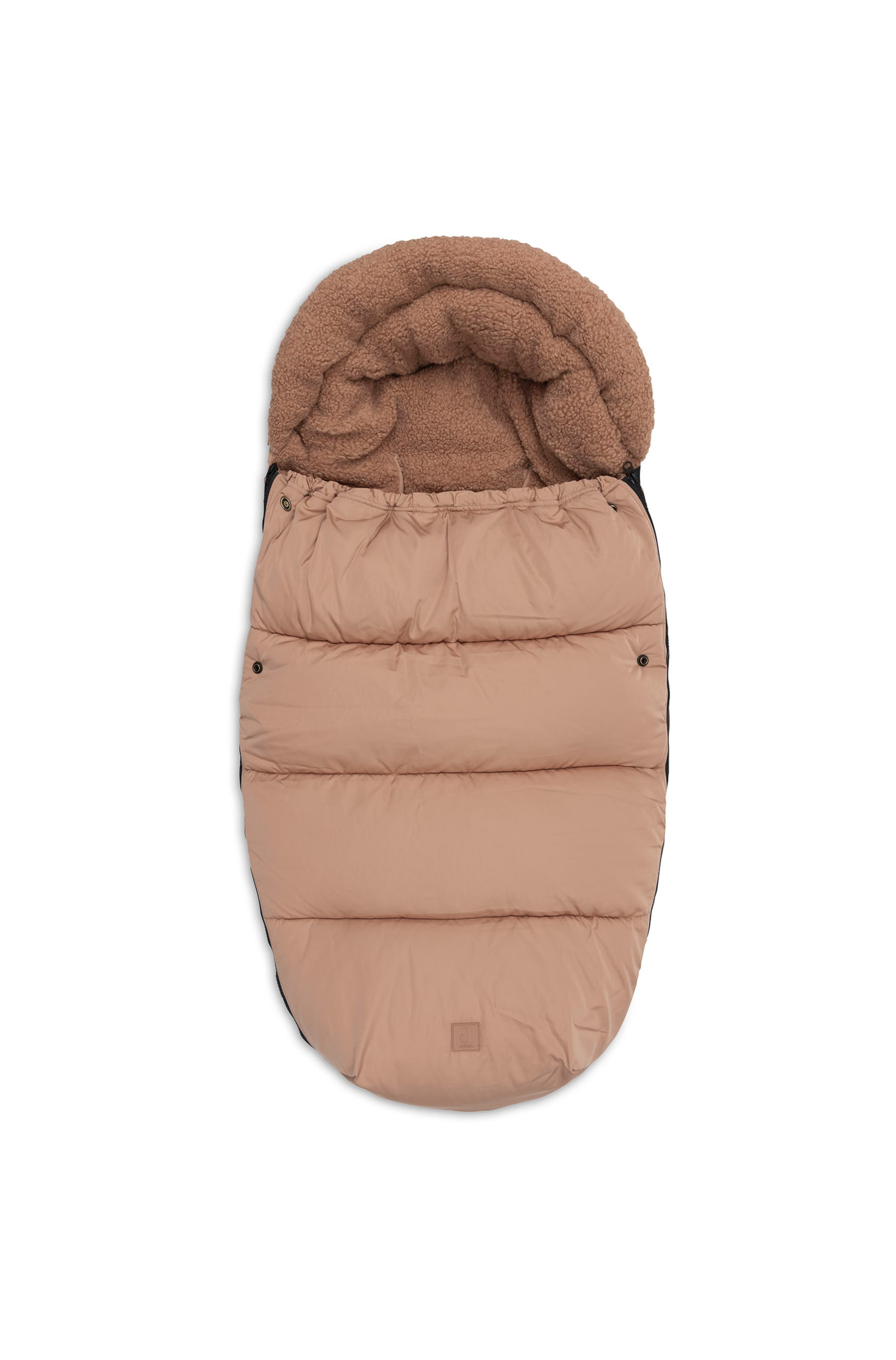 Grotere afbeelding bekijken: Een beige gewatteerde voetenzak voor een kinderwagen ligt plat in vooraanzicht, met horizontale pufferquiltstiksels en een afgeronde onderkant. De bovenste capuchon toont een dikke, gestructureerde bruine sherpa-fleecevoering, met kleine drukknoopjes en een vierkante logopatch als detail aan de buitenkant.