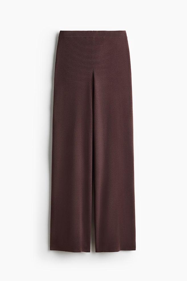 Braune Strick-Cropped-Hosen mit weitem Bein, ausgestattet mit einem gerippten Bund und einer dezenten vertikalen Linie, die mittig an jedem Bein verläuft, aus einer frontalen Perspektive präsentiert. - 1