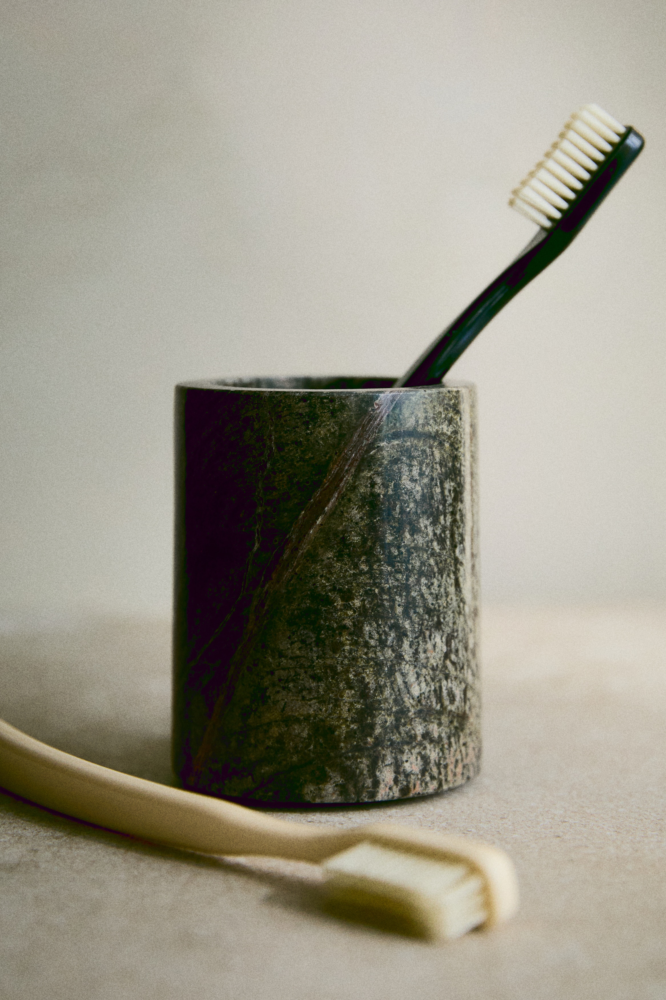Marble toothbrush mug - Dark green/Light beige