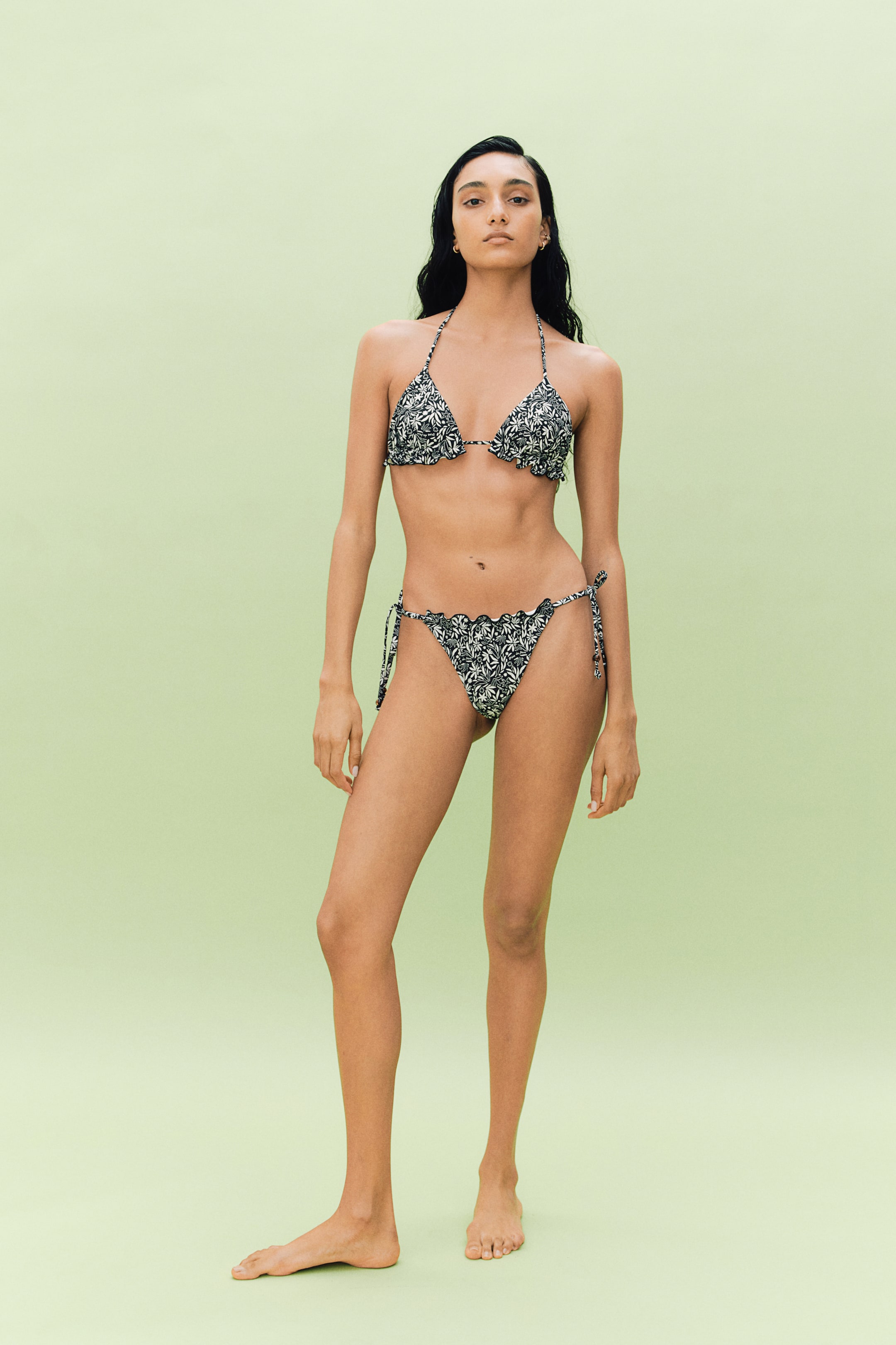 Ampliar la imagen: Top de bikini triangular con relleno - Negro/Flores blancas - Ladies | H&M MX 2