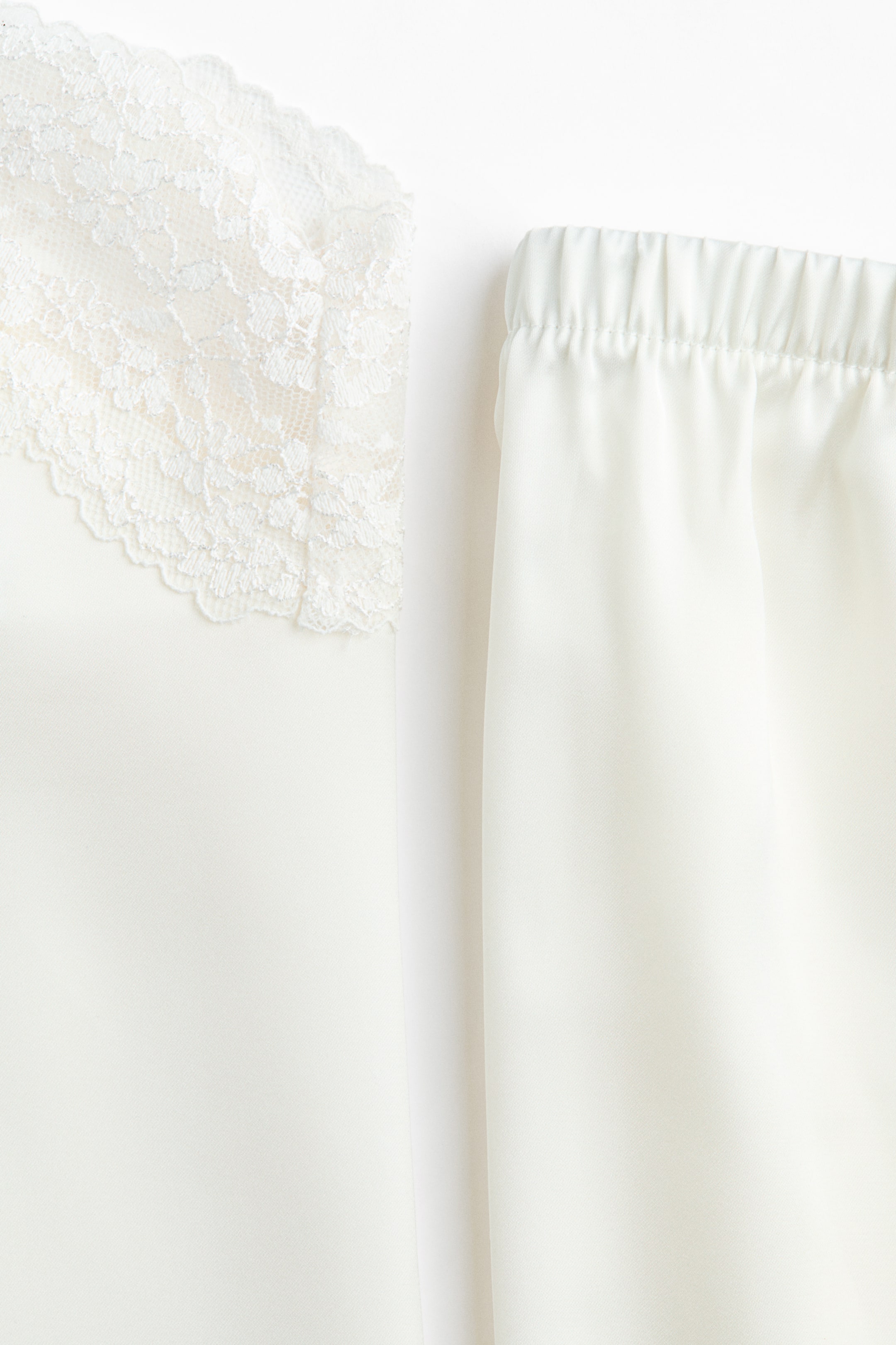 Pyjama en satin avec dentelle