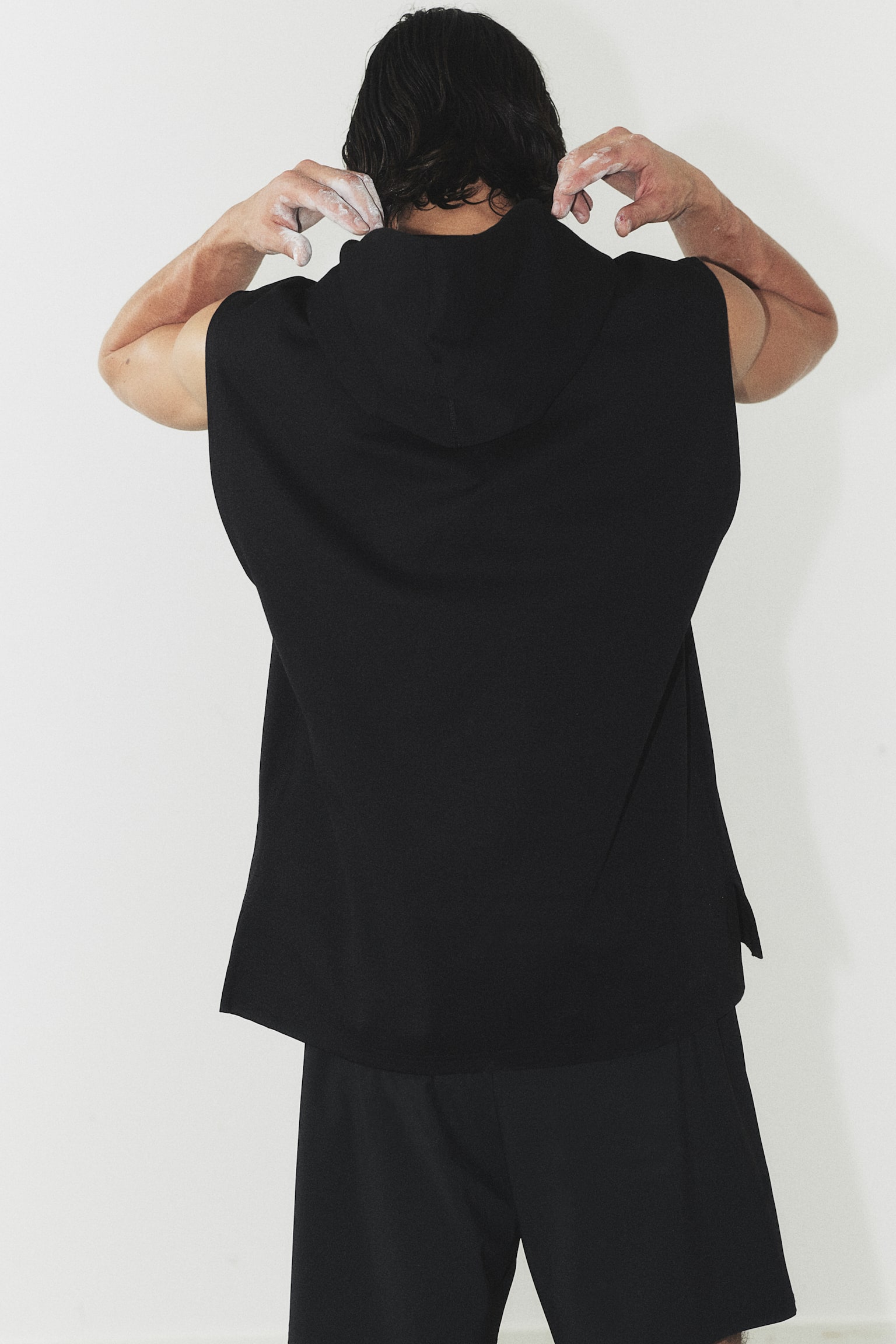 Regular Fit Sleeveless sports hoodie in DryMove™ - Black - 4