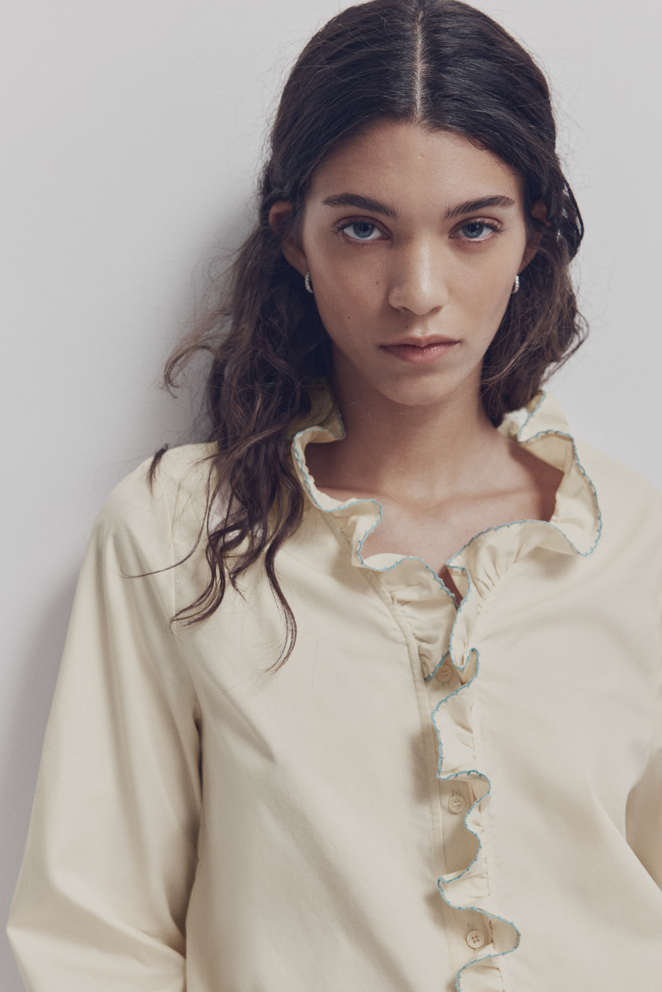 Xem ảnh lớn hơn: Áo kiểu bằng cotton poplin viền diềm nhún - Màu kem - Ladies | H&M VN 3