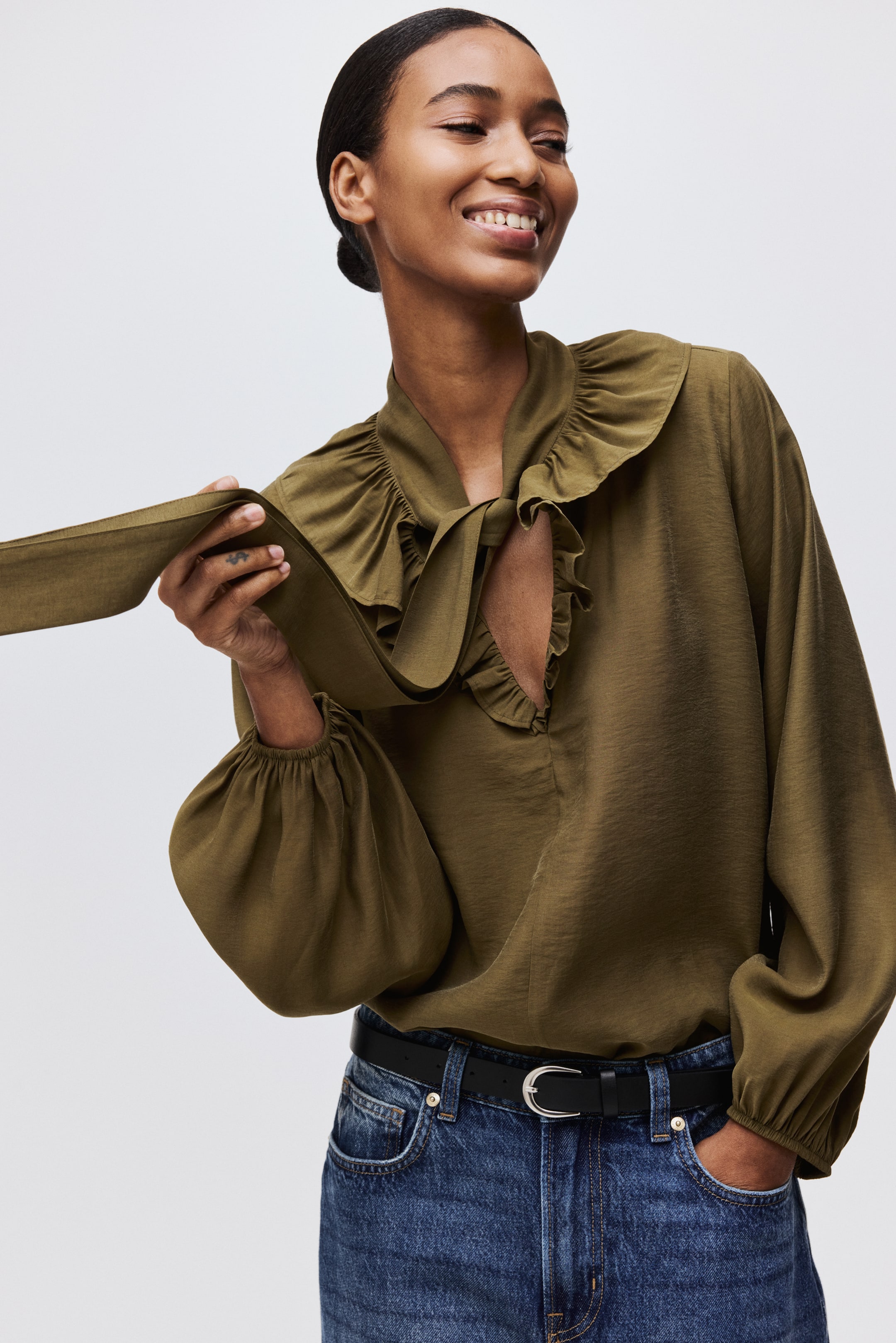 Büyük resmi görüntüle: Yakası Bağcıklı Bluz - Dark khaki green - KADIN | H&M TR 2