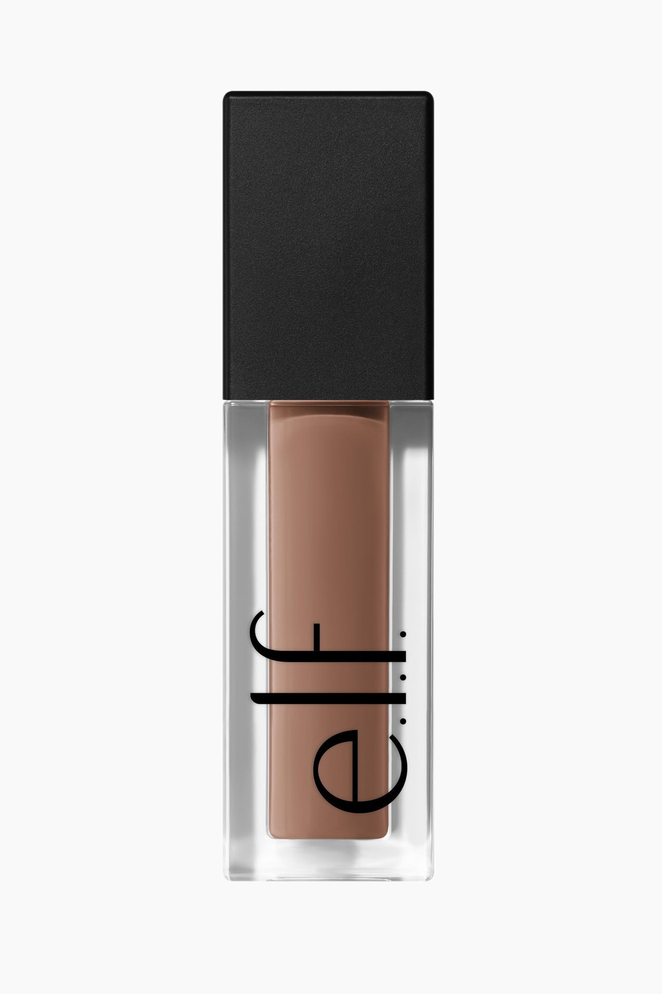 Visa större bild: En rektangulär tub med flytande smink står upprätt och riktad framåt. Dess genomskinliga botten innehåller en mellanbrun vätska, och ett ogenomskinligt svart rektangulärt lock täcker toppen, medan logotypen "e.l.f." visas vertikalt på den genomskinliga delen.