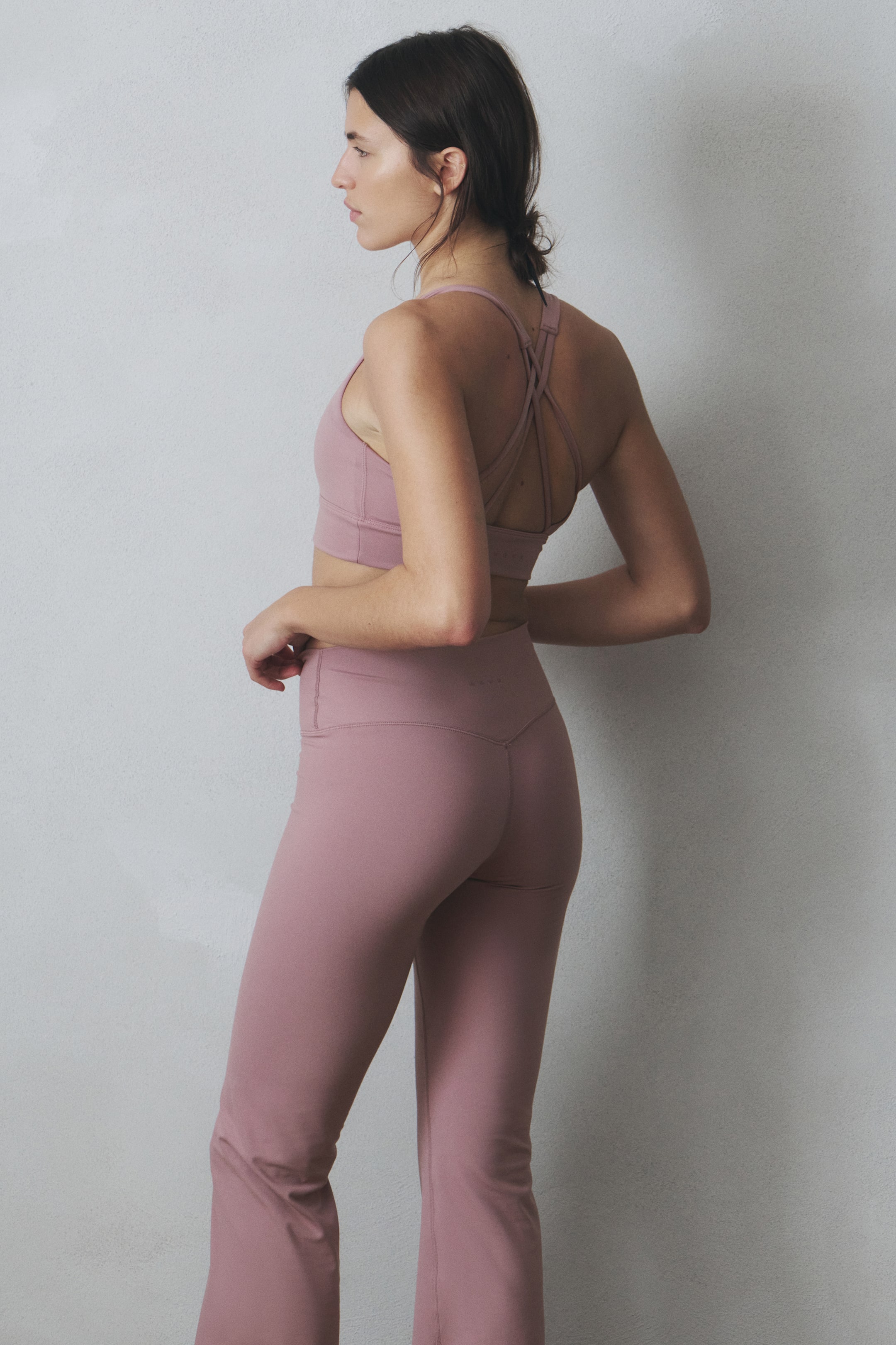 Zobacz większy obraz: Rozszerzane legginsy do jogi SoftMove™ - Zakurzony róż - ONA | H&M PL 4