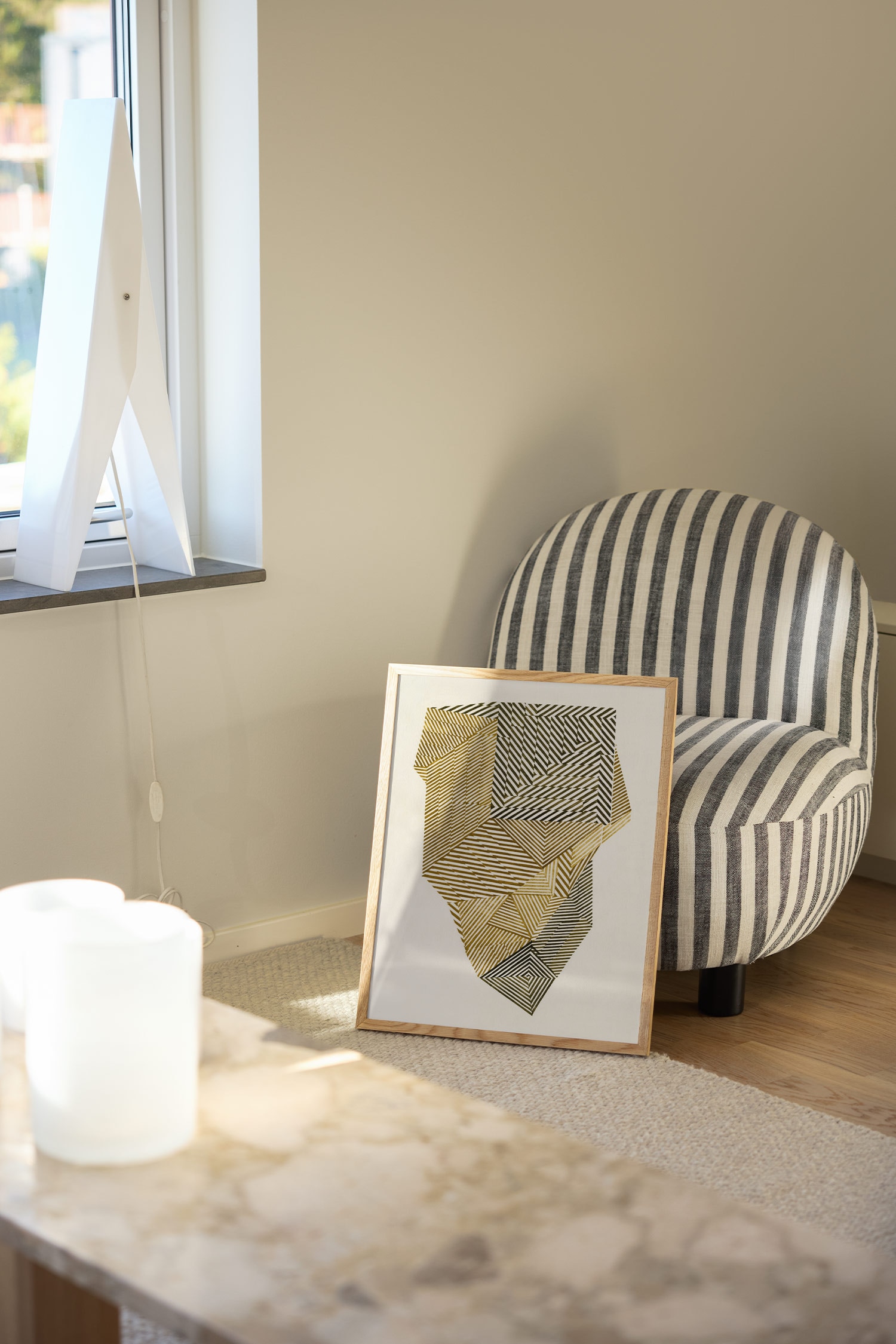 Une impression dâart met en valeur un motif gÃ©omÃ©trique facettÃ© composÃ© de sections sâentrecroisant avec de fines rayures parallÃ¨les dans des nuances de jaune moutarde, de vert olive et de brun foncÃ©. Les motifs rayÃ©s crÃ©ent un aspect tridimensionnel, cristallin, sur un fond texturÃ© blanc cassÃ©.