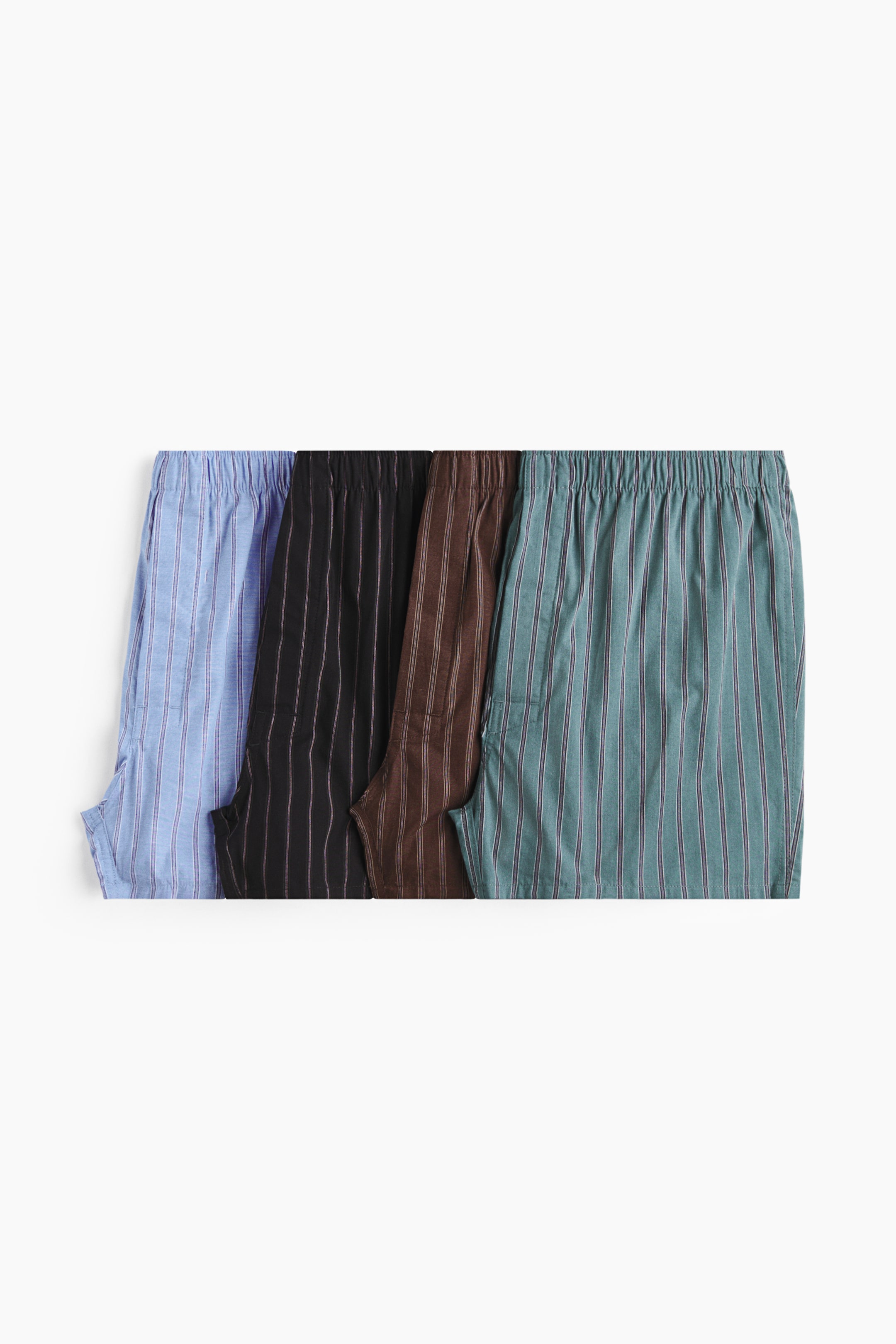 Visa större bild: Fyra par randiga boxershorts ligger plant och delvis överlappande, sedda från en lätt upphöjd vinkel. Varje par har en elastisk midjeresår och vertikala smala ränder i tyger i ljusblått, svart, brunt och teal.
