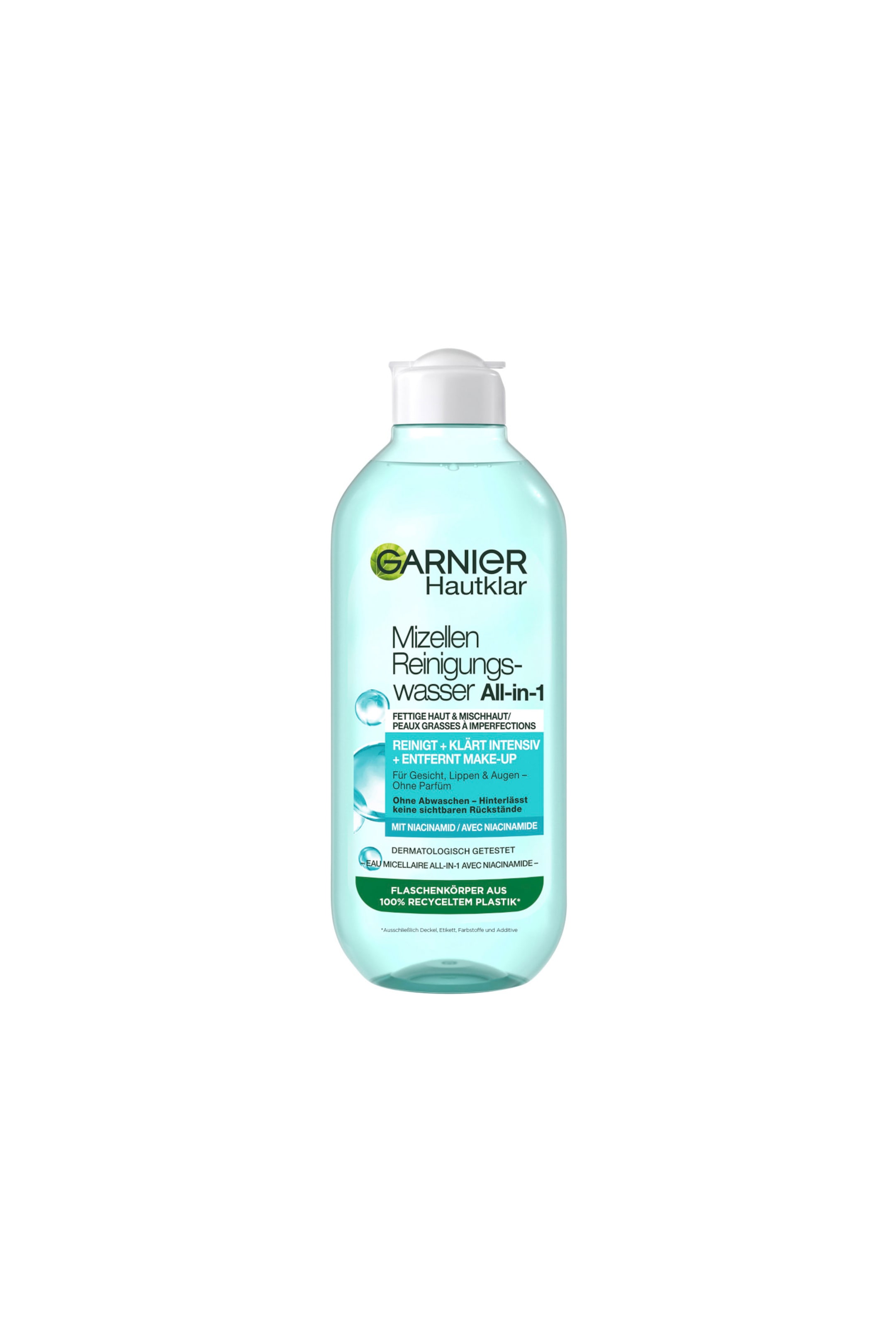 Größeres Bild ansehen: Die Flasche Garnier Hautklar Mizellen Reinigungswasser steht aufrecht und frontal ausgerichtet, um ihren abgerundeten, transparenten Kunststoffkörper zu präsentieren, der mit einer hellblauen Flüssigkeit gefüllt ist. Die Flasche verfügt über einen weißen Klappdeckel und ein detailliertes Vorderetikett mit deutschem und französischem Text, einschließlich eines grünen Banners am unteren Rand.