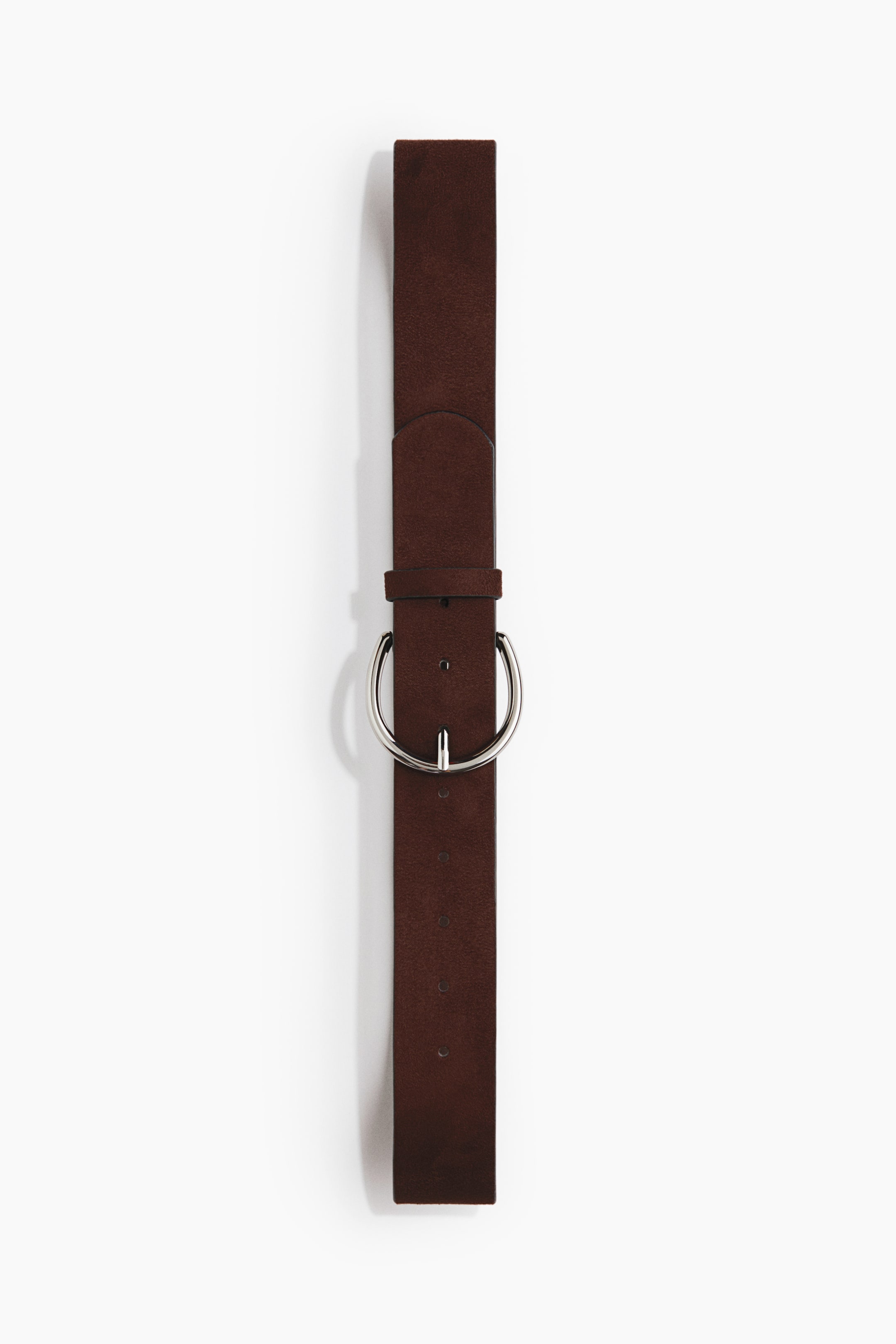 Agrandir l'image: Une ceinture en daim brun foncé est posée à plat, orientée verticalement, avec une boucle en forme de D de couleur argentée, munie d’une seule ardillon et de plusieurs trous ronds.