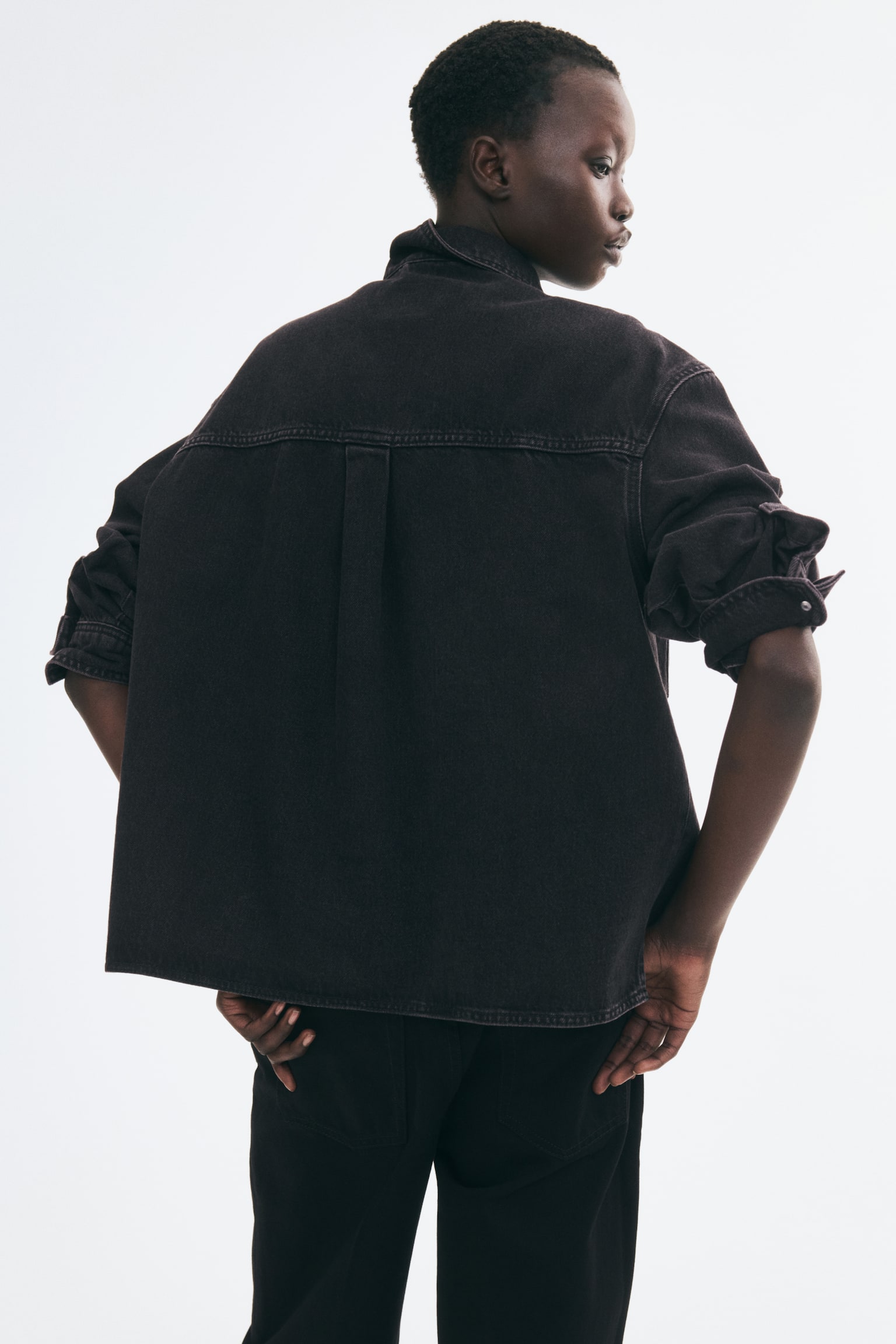 Женская рубашка H&M Cotton Denim Overshirt, цвет: Джинсовый чёрный — фото 6
