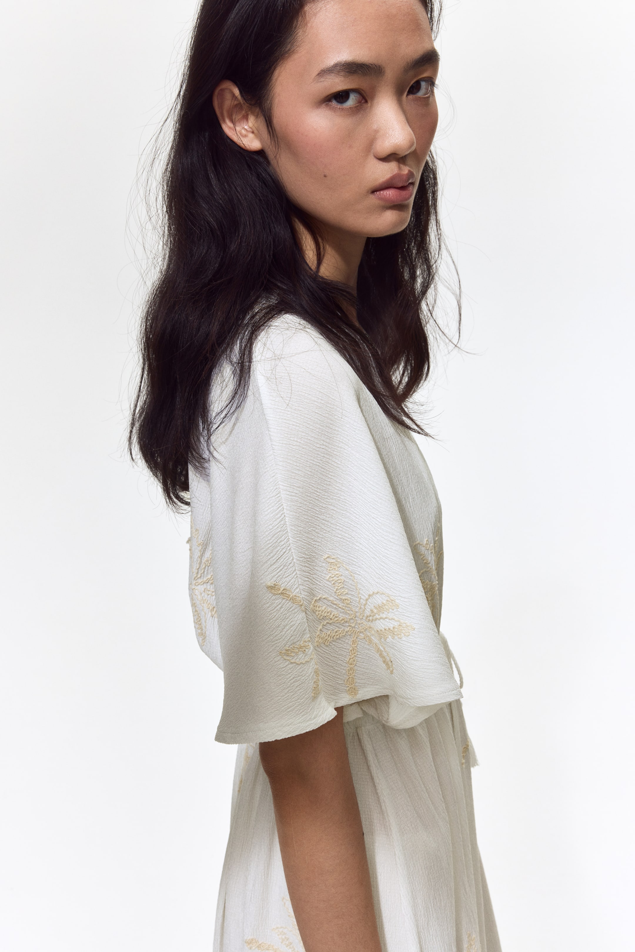 Robe brodée avec cordon de serrage