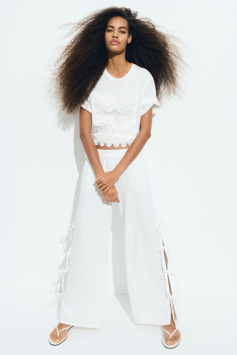 Pantalón con detalle de lazos