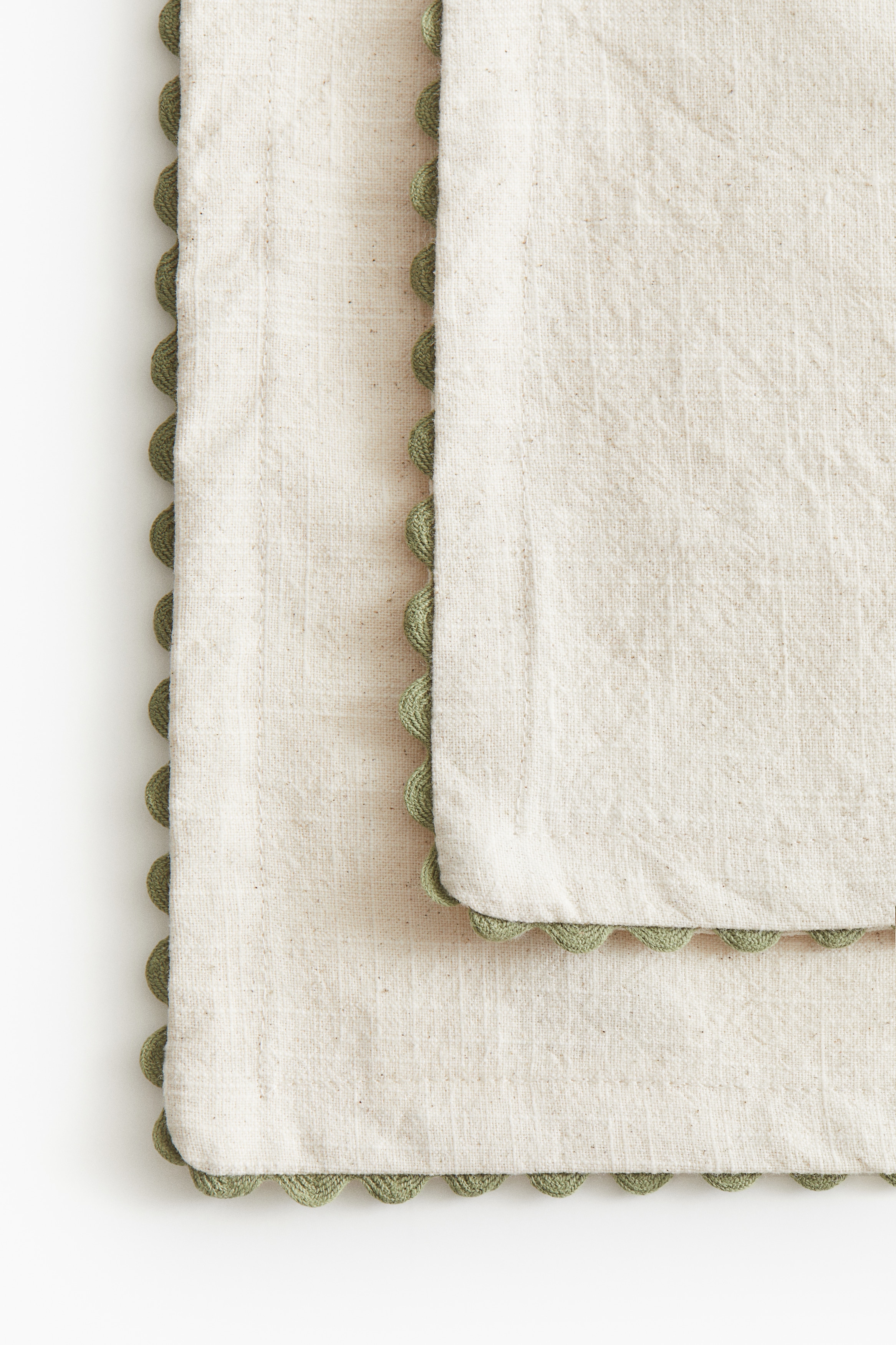2-Pack Scalloped-Edge Placemats - Thumbnail 2