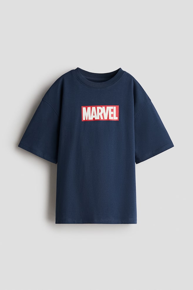 Oversized T-Shirt mit Print - Marineblau/Marvel Comics/Mattblau/PAW Patrol/Rot/Autos/Matttürkis/Pokémon/Helles Mattgrün/Minecraft/Grün/Among Us/Beige/Snoopy/Weiß/Stumble Guys/Rot/Snoopy/Dunkelgrau/Toy Story/Dunkelgrau/Lilo & Stitch/Blassblau/Micky Maus/Graumeliert/Marvel Comics/Hellgrün/Minions/Graumeliert/Minecraft/Rot/Autos/Cremefarben/Bluey/Hellblau/Sonic the Hedgehog - 1