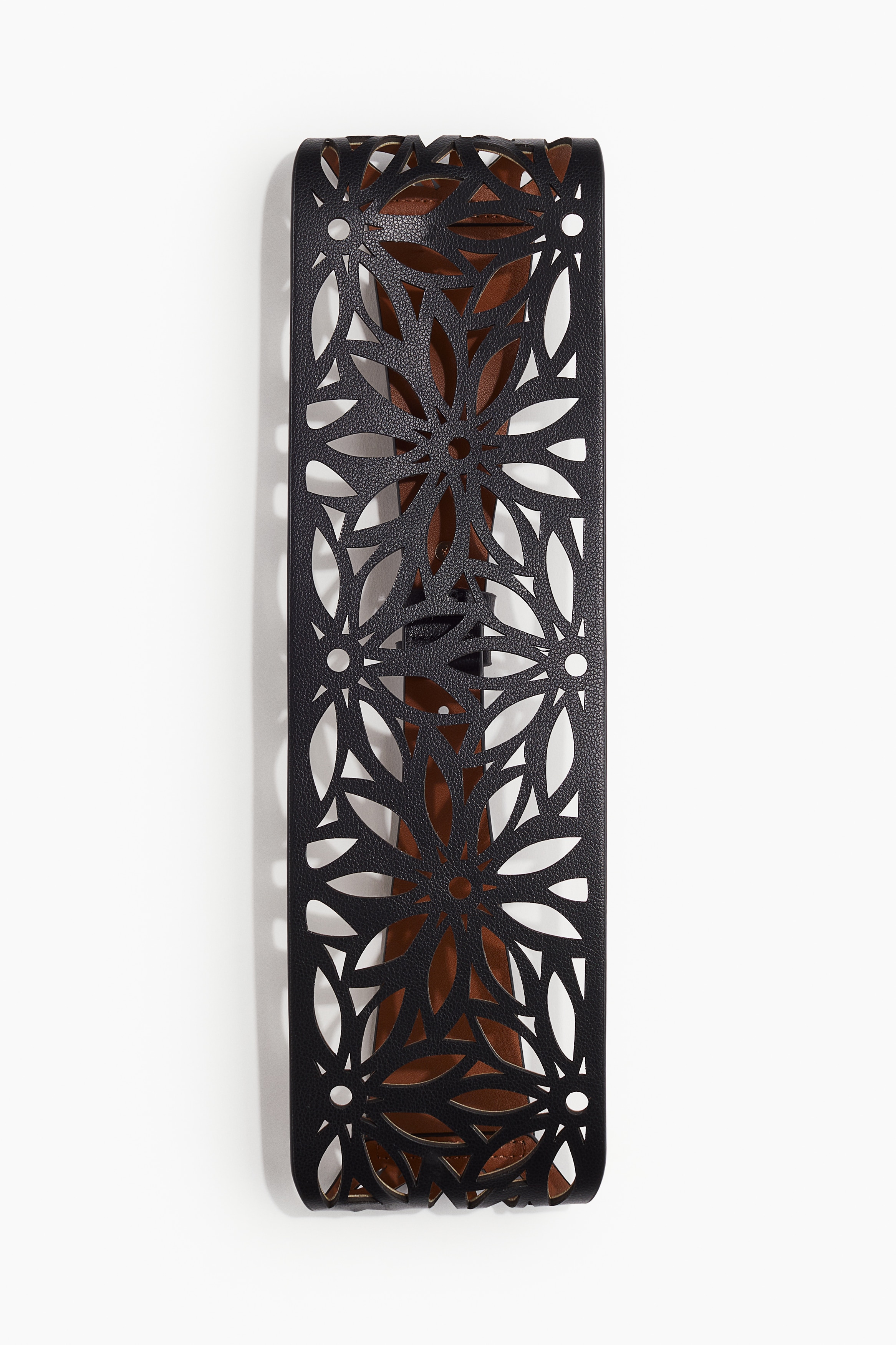 Cut-out waist belt