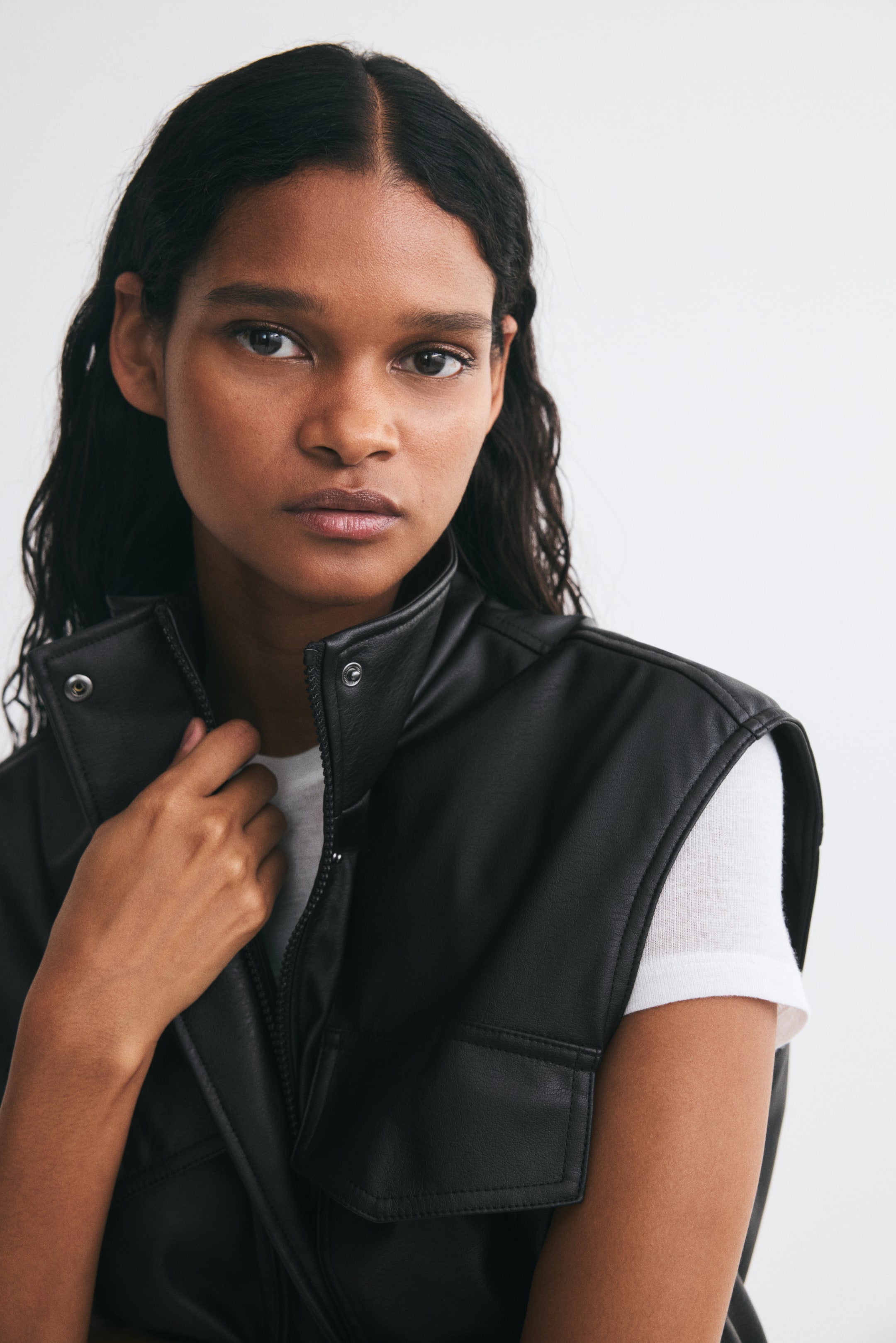 Женские жилеты H&M Oversized Coated Vest — фото 3