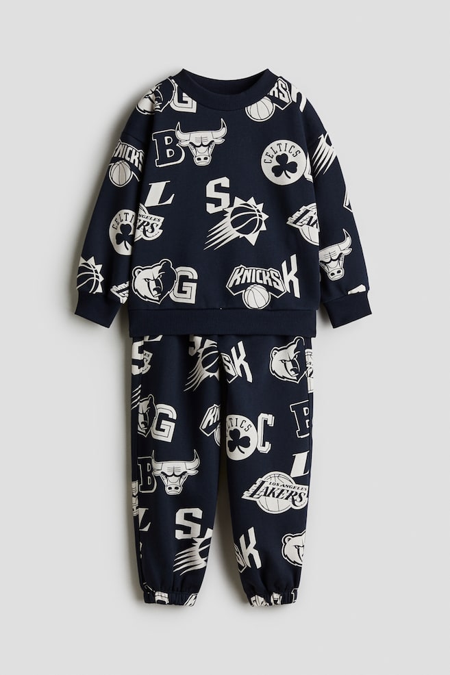 Conjunto con sudadera y joggers en french terry - Azul marino/NBA - 1