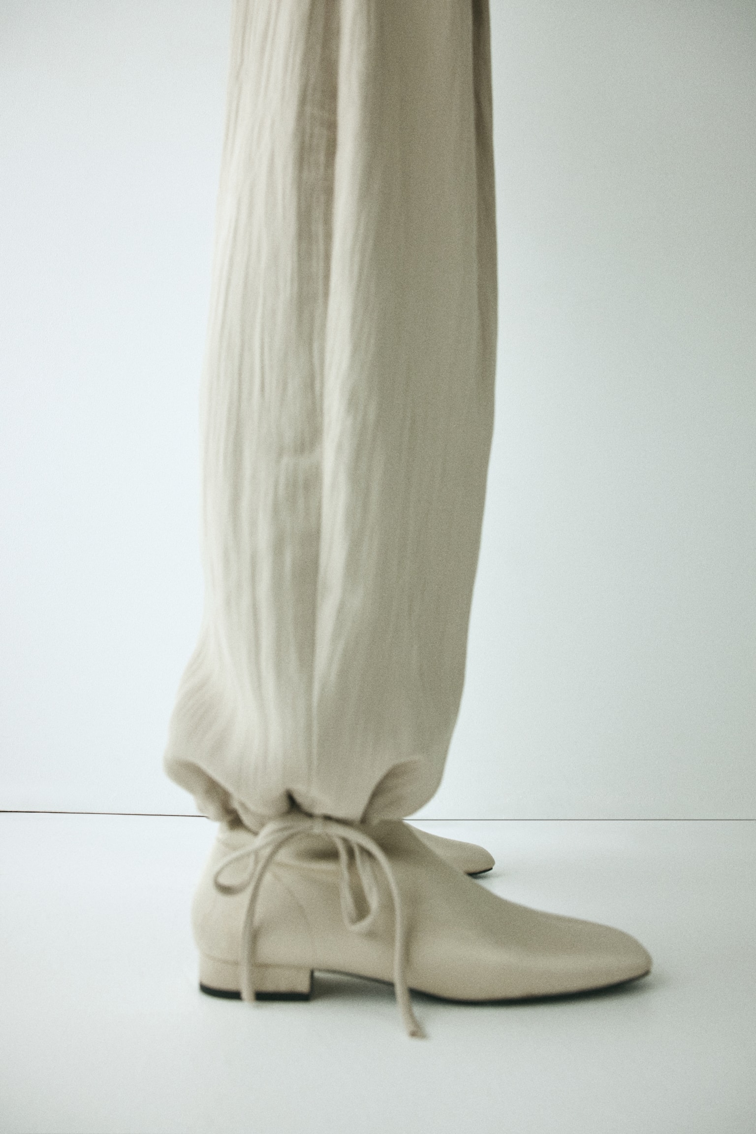 Crinkled barrel-leg trousers - Light beige/Dark grey - 5