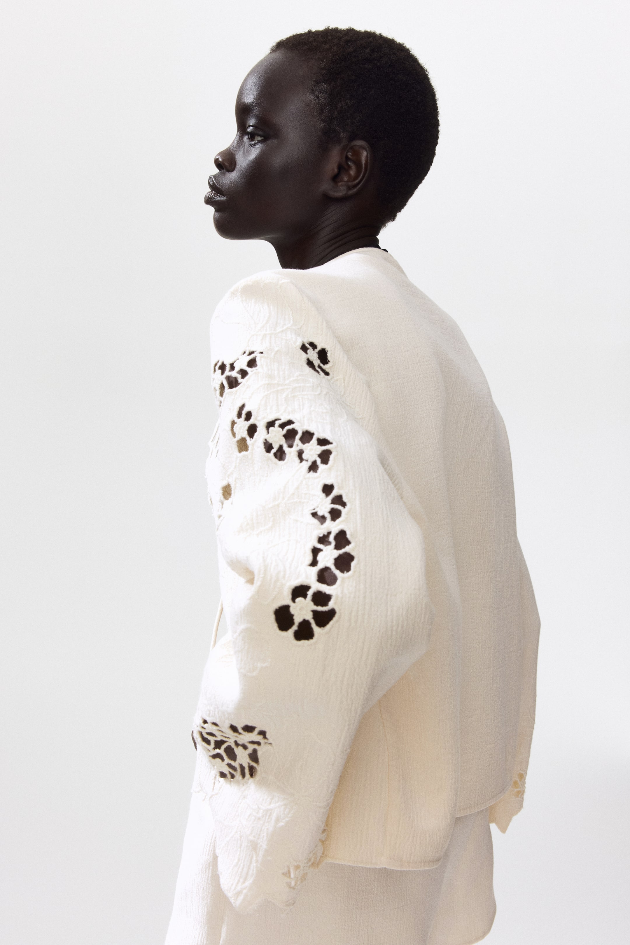 Veste à bords festonnés avec broderie anglaise