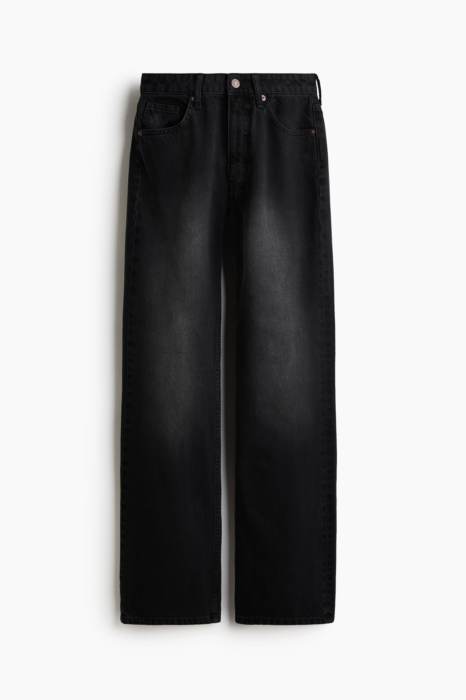 Une paire de jeans taille haute Ã  cinq poches en denim noir dÃ©lavÃ©, vue de face. Le jean est dotÃ© dâune braguette zippÃ©e avec fermeture par bouton sur le dessus et de jambes coupe droite, avec un lÃ©ger dÃ©lavage estompÃ© le long des cuisses.