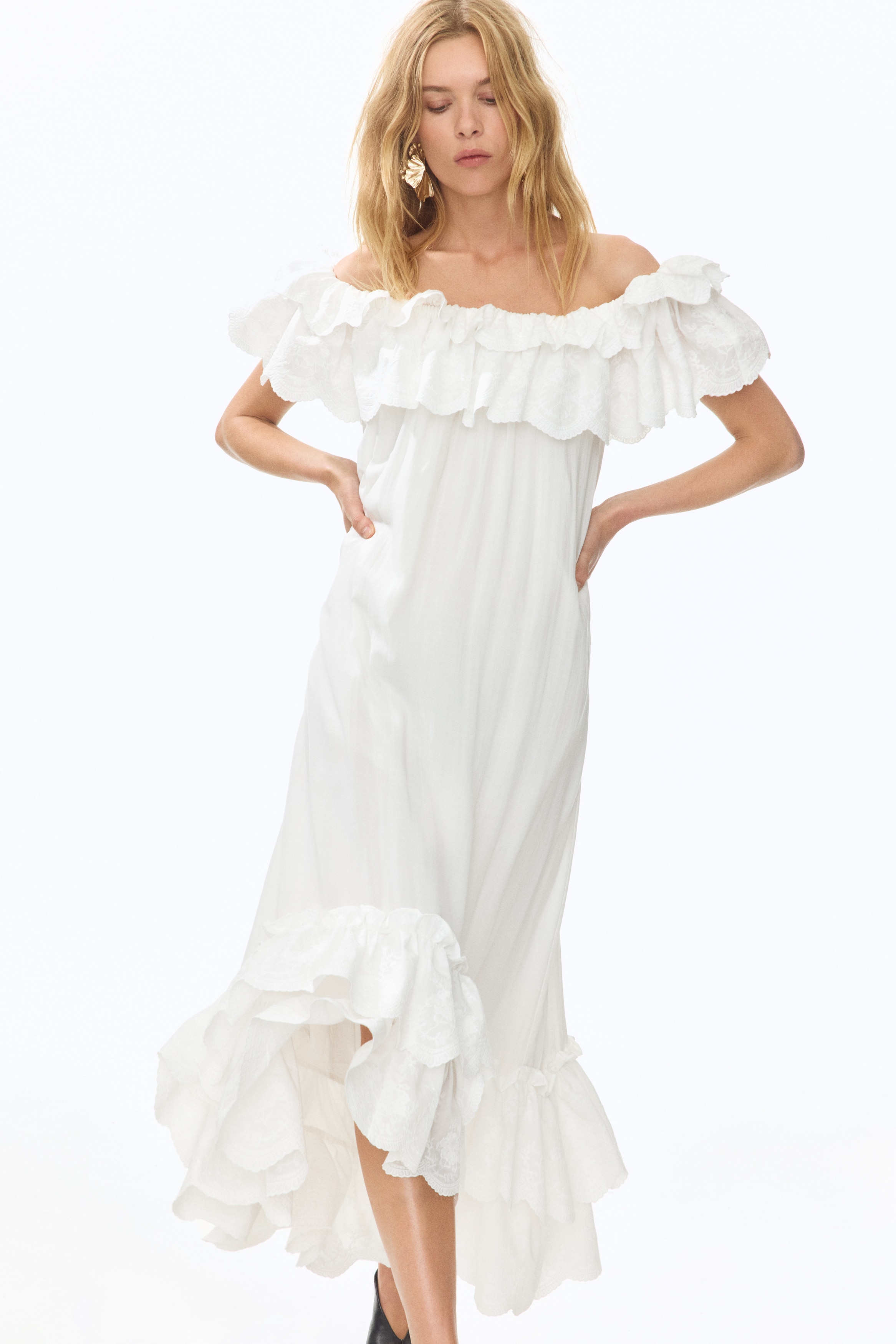 Schulterfreies Kleid mit Volantbesatz - Weiß