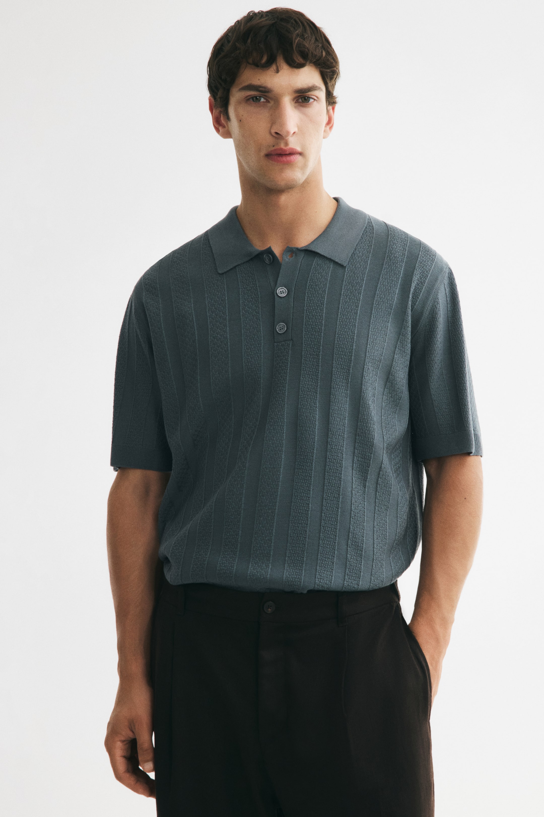 Visualizza immagine più grande: Polo in maglia strutturata Regular Fit - Blu petrolio polvere - UOMO | H&M IT 1