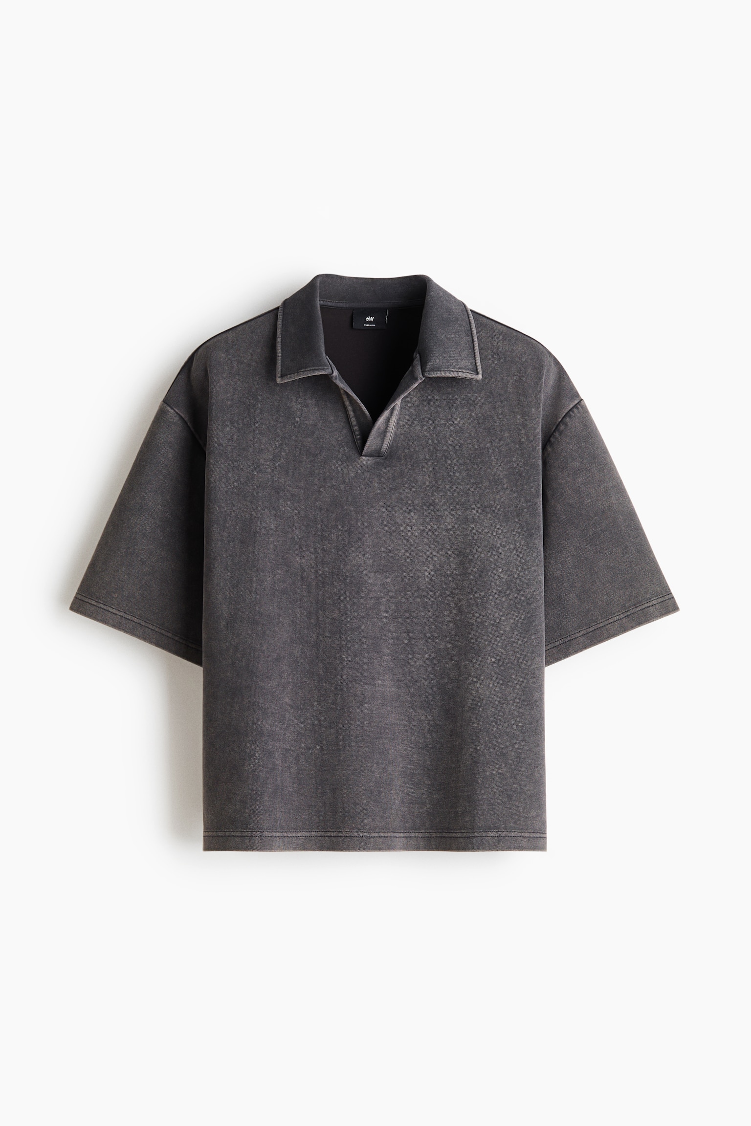 Má»t chiáº¿c Ã¡o polo tay ngáº¯n vá»i lá»p hoÃ n thiá»n mÃ u xÃ¡m Äáº­m ÄÃ£ ÄÆ°á»£c xá»­ lÃ½ washed Äang ÄÆ°á»£c chá»¥p chÃ­nh diá»n, lÃ m ná»i báº­t phom dÃ¡ng relaxed fit vÃ  pháº§n vai rÆ¡i. Ão cÃ³ cá» flat-lay cÃ¹ng náº¹p cá» chá»¯ V má» khÃ´ng cÃºc vÃ  lai Ã¡o tháº³ng.