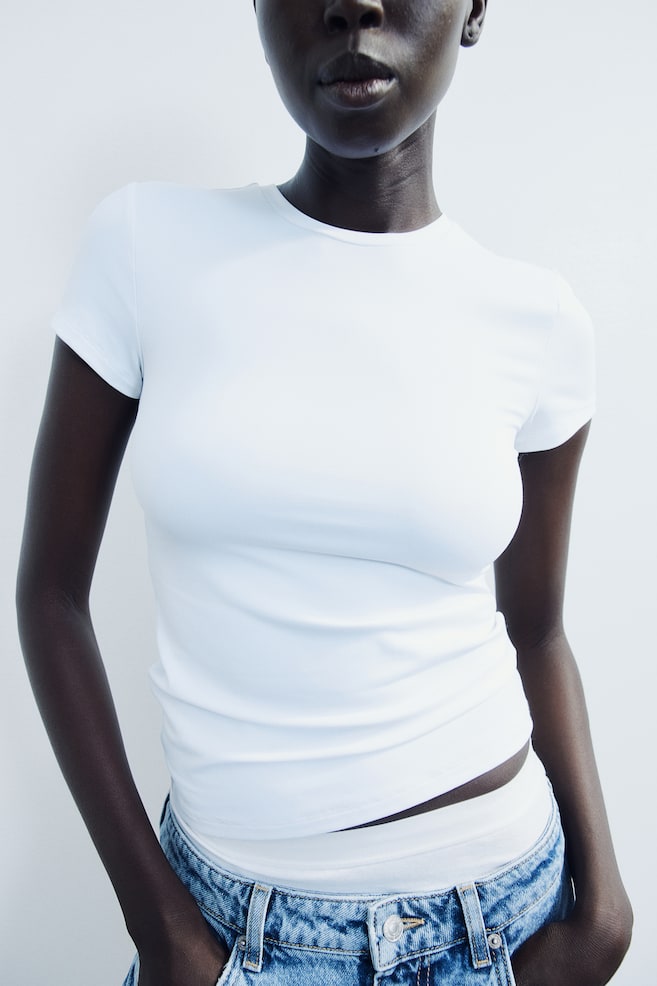 Tætsiddende T-shirt i mikrofiber - Hvid/Sort/Lys beige/Mørkegrå/Sølvgrå/Beige - 1
