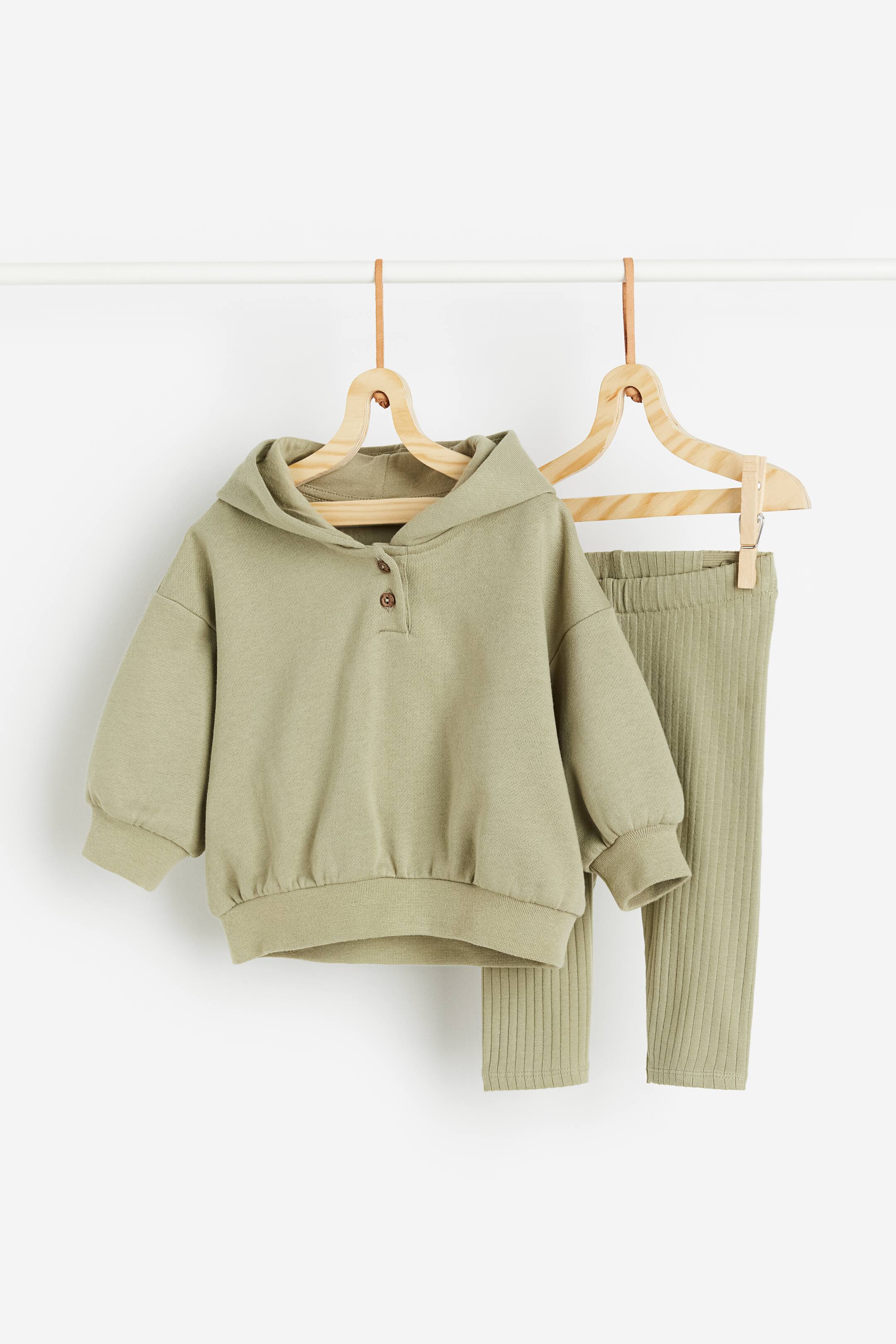 Visualizza l'immagine ingrandita: Set 2 pezzi maglia con cappuccio e leggings - Verde kaki chiaro - BAMBINO | H&M CH 1