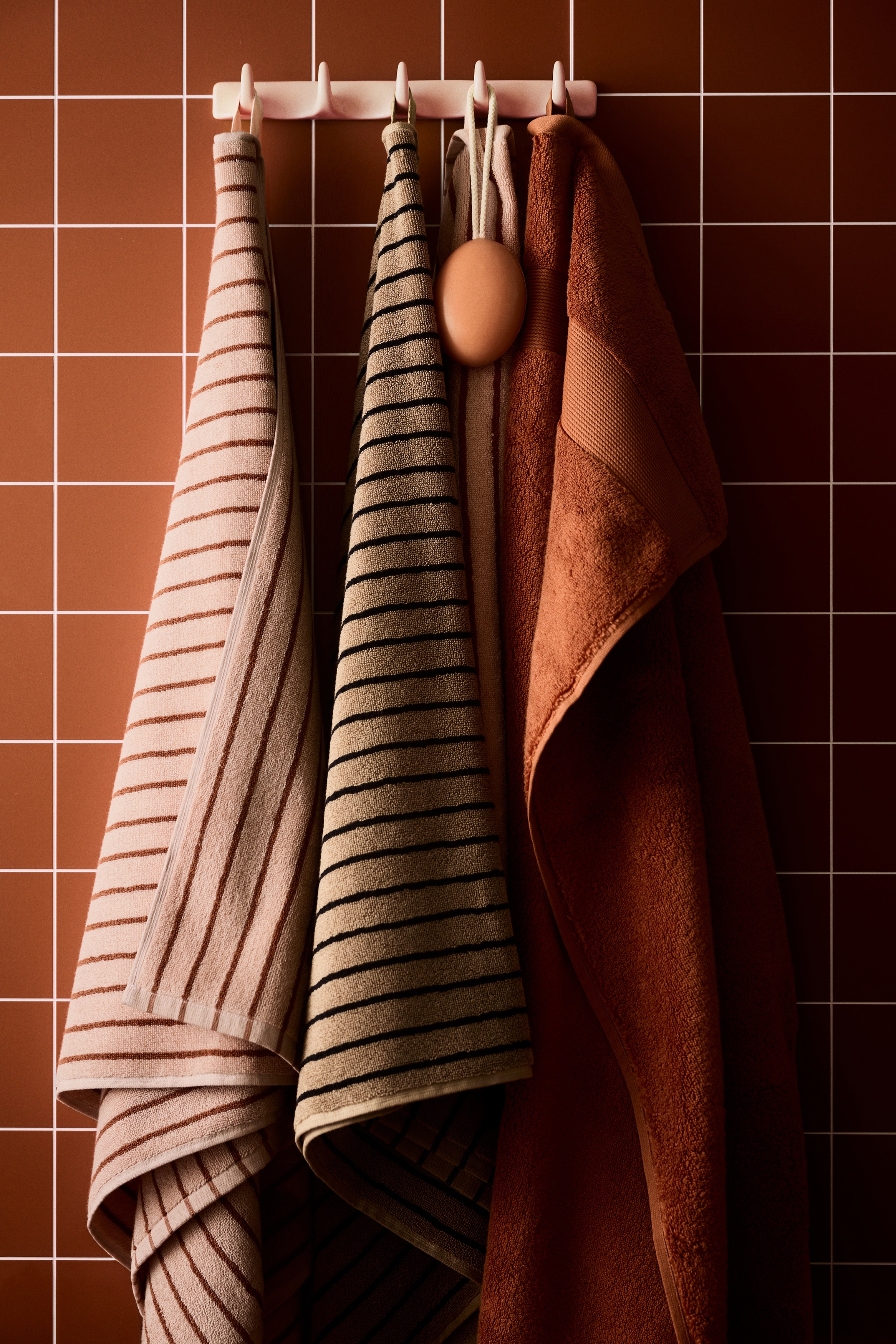 Pruhovaná osuška - Světle růžová/terakotové pruhy/Hnědá/černé proužky/Bleděmodrá/proužky/Žlutá/bílé proužky/Šalvějově zelená/černý proužek/Světle béžová/bílá/Bílá/černý proužek