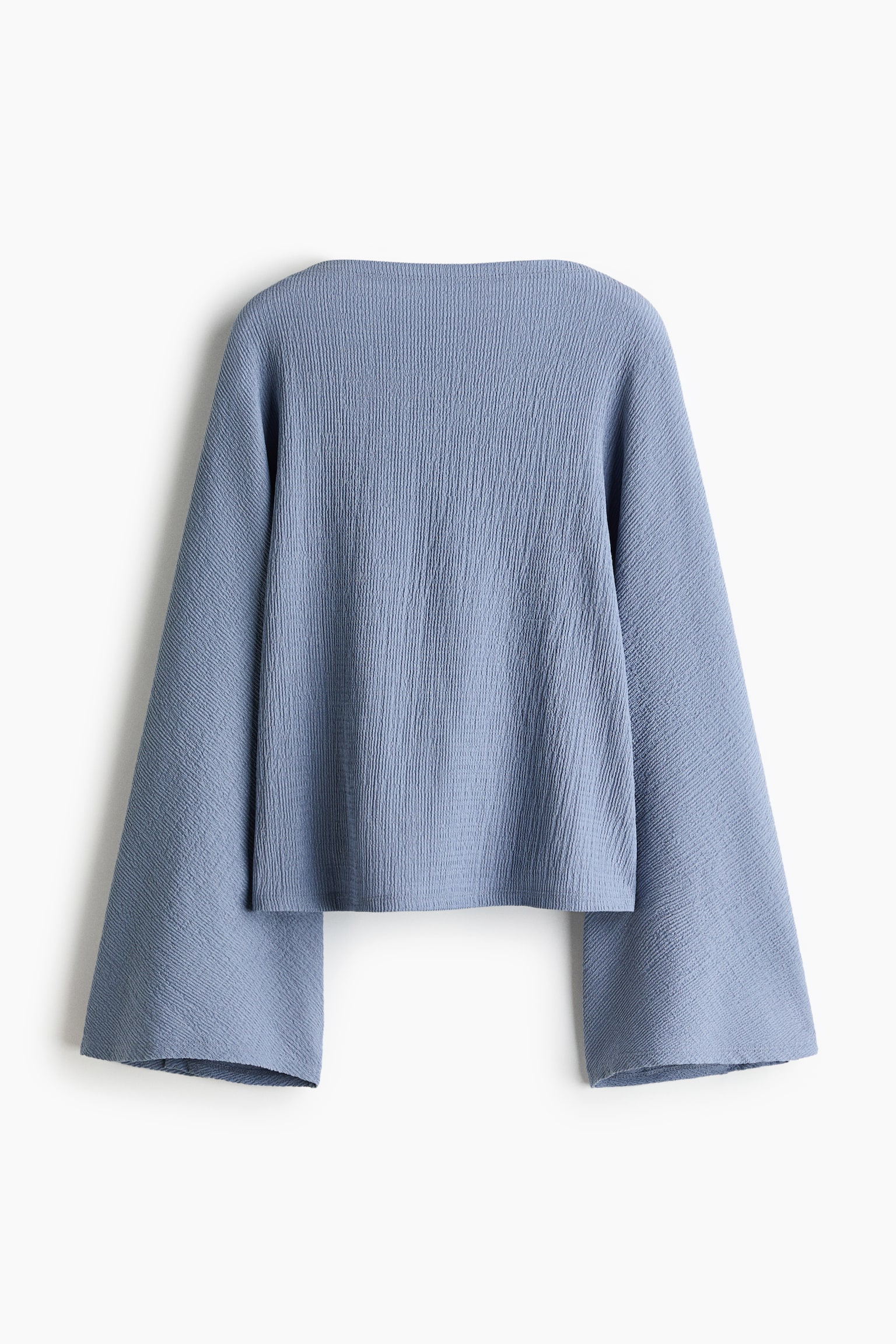 Un haut bleu clair est présenté de dos, avec un large col bateau, des manches évasées larges et une texture subtilement froissée à la verticale. - 1