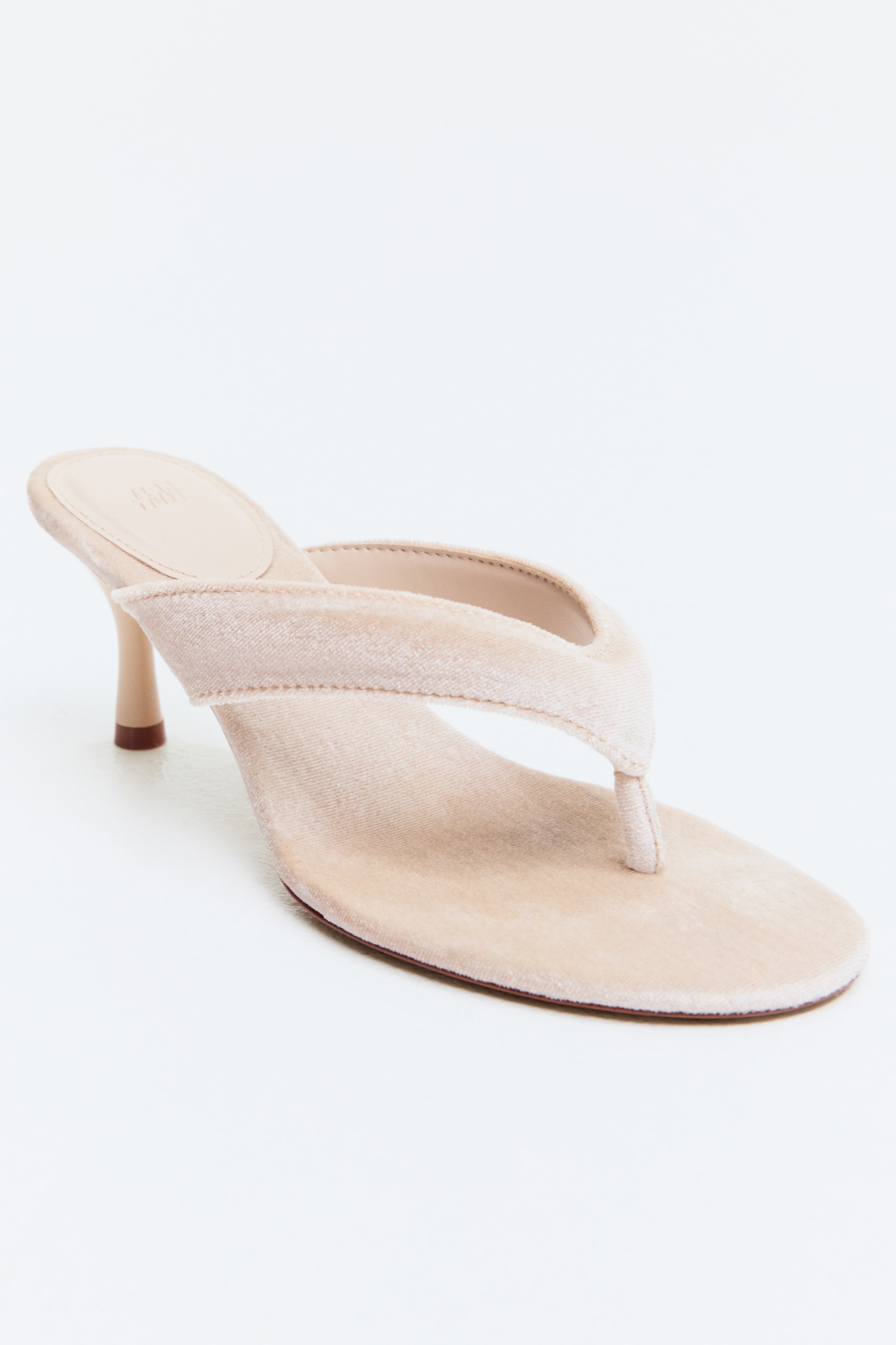 Agrandir l'image: Sandales en tissu texturé velours beige clair avec des bouts en amande, un entre-doigt étroit et des brides rembourrées. Un talon bas recouvert assorti soutient l'arrière.