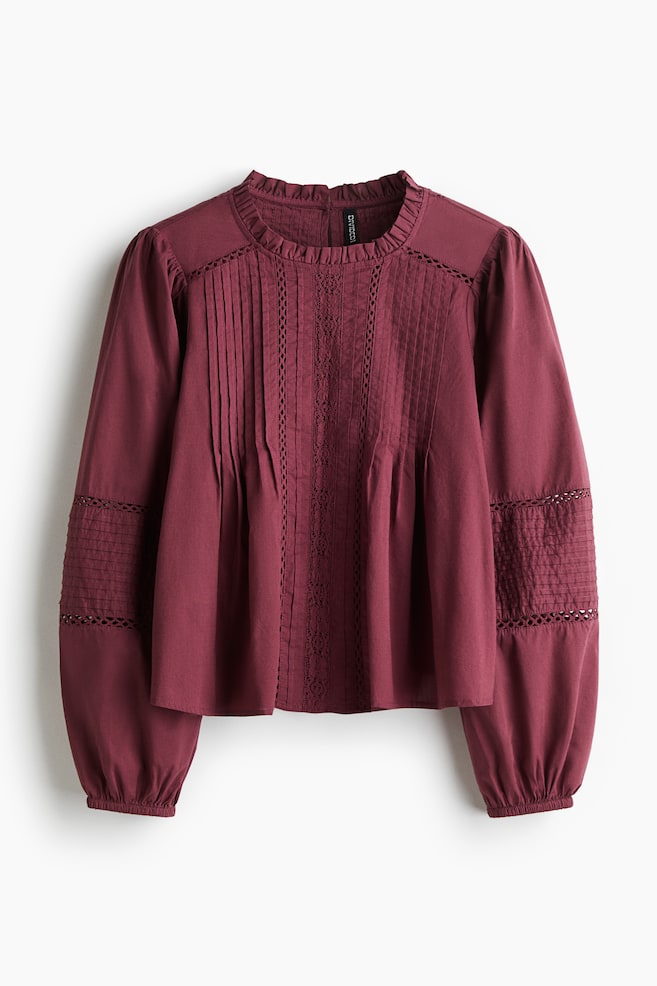 Een bordeauxrode blouse wordt aan de VOORKANT gepresenteerd, met een rucheskraag en lange ballonmouwen met smalle elastische manchetten. Het voorpand is gedetailleerd met verticale plooien en kanten inzetstukken, en de zoom loopt zachtjes uit. - 1