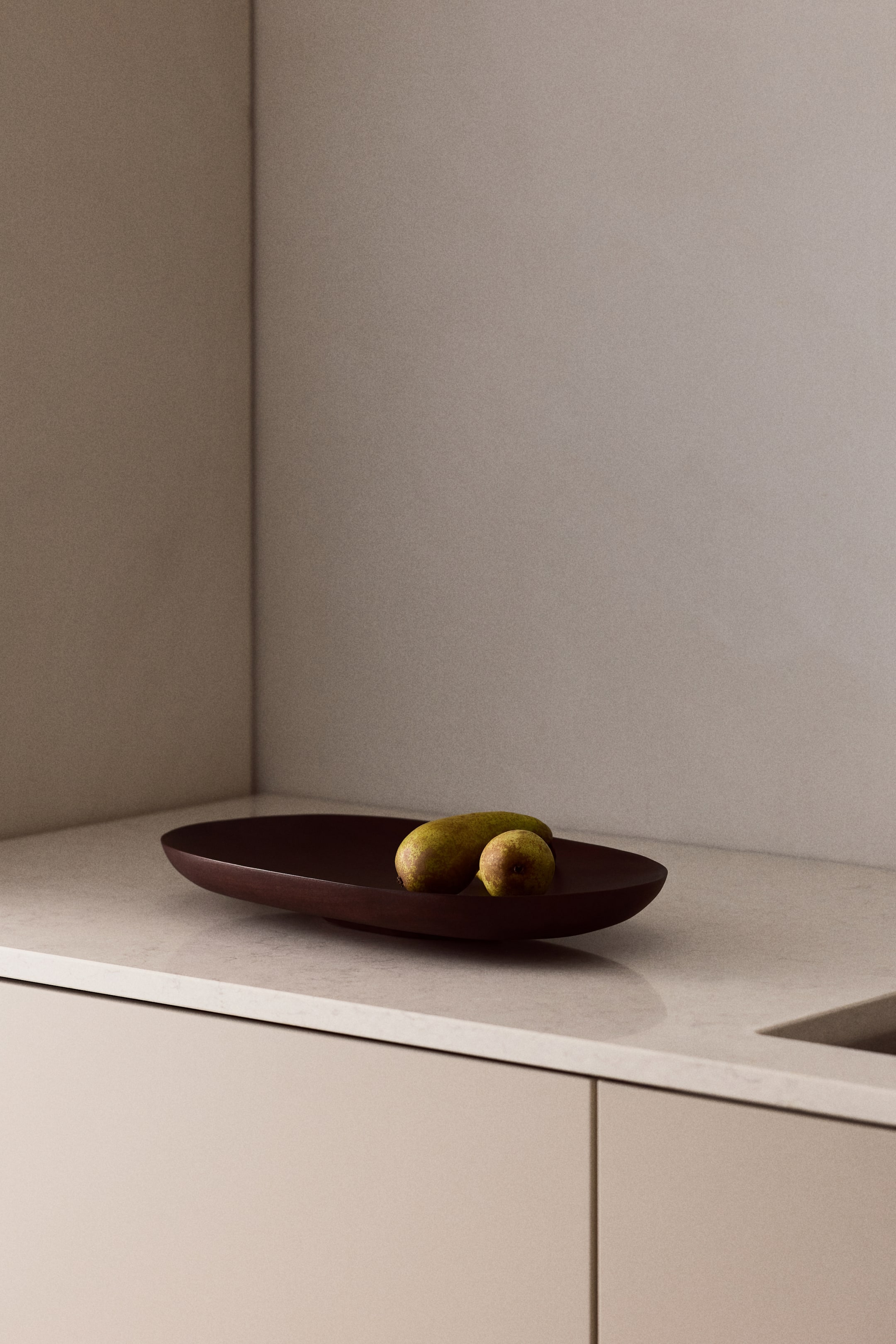 Visualizza immagine più grande: Piatto da portata in legno - Marrone scuro - HOME | H&M IT 1