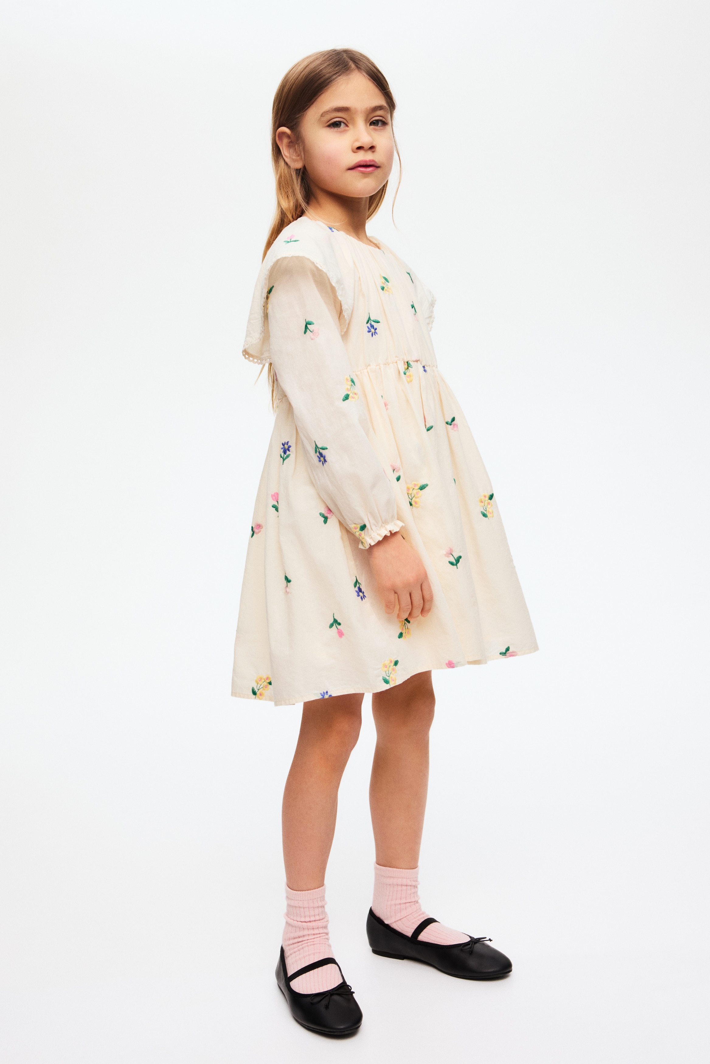 Bawełniana sukienka z haftami i falbanami - Kremowy/Kwiaty