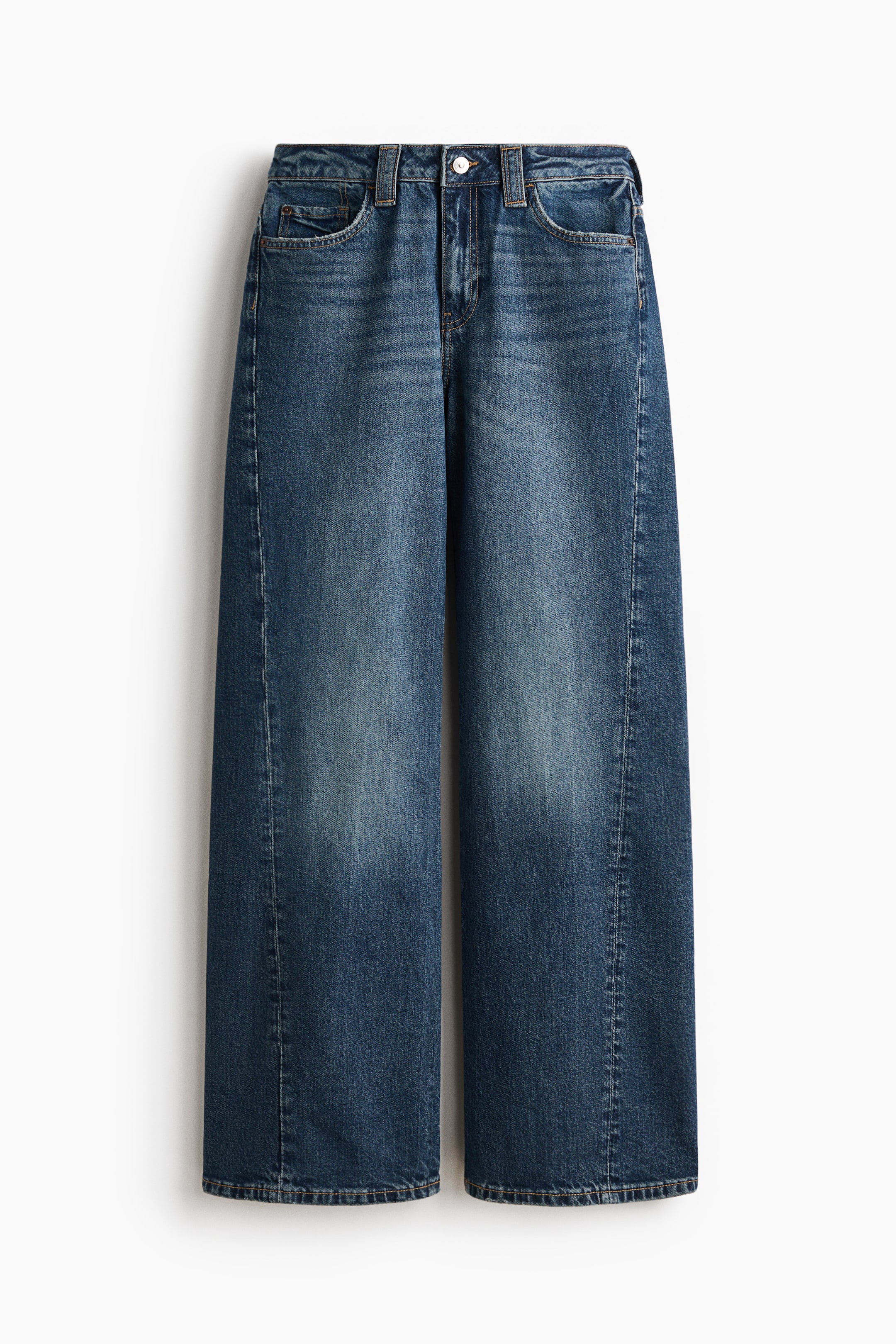 Ver imagen más grande: Los vaqueros azules de 5 bolsillos se muestran desde el frente, con una cintura alta, cierre de cremallera y botón. Están diseñados con un corte de pierna ancha desde el muslo hasta el dobladillo, hechos de denim rígido y con un largo regular.