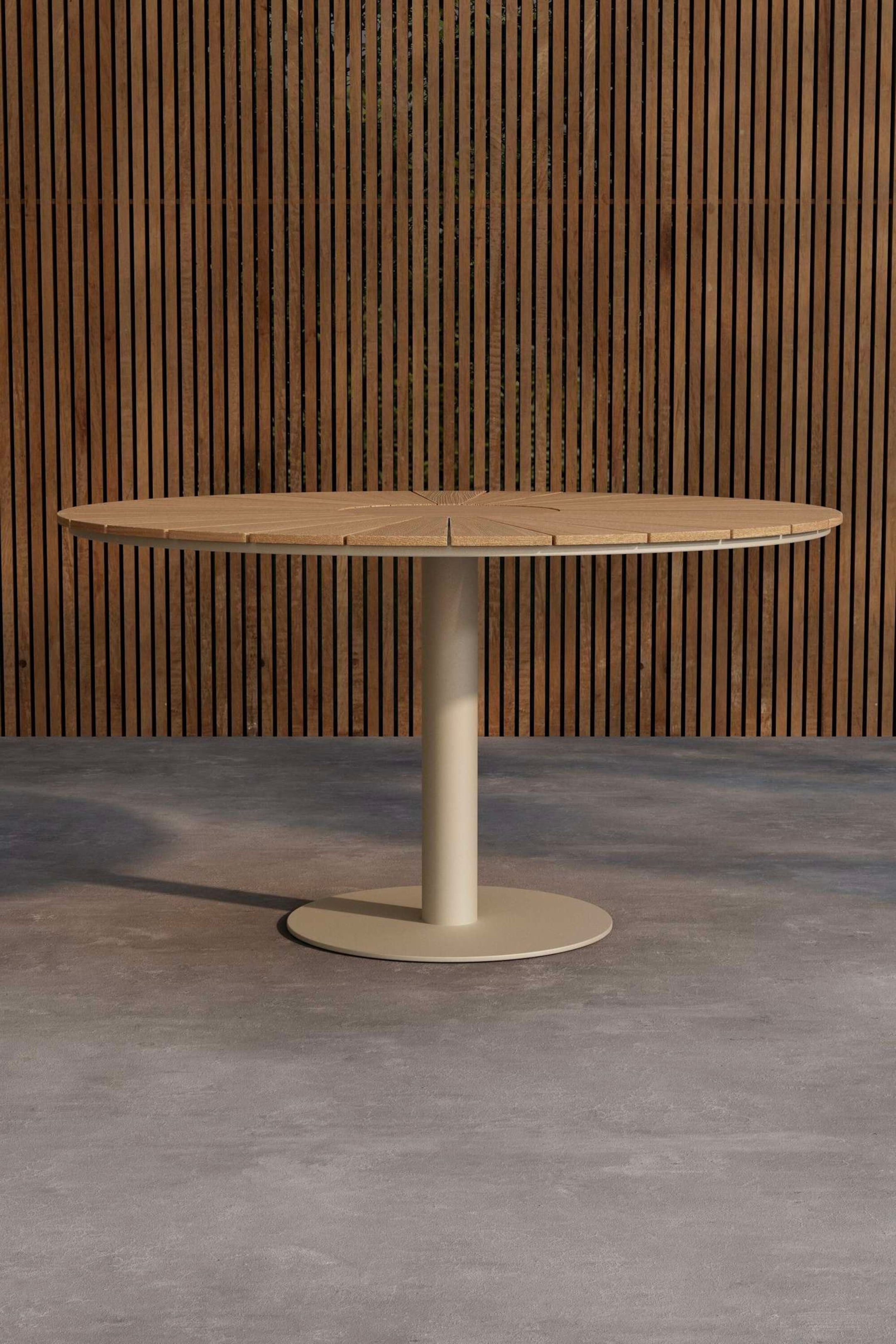 Visualizza immagine più grande: Un tavolo ovale presenta un piano in legno chiaro a doghe con assi che si irradiano dal centro. È sostenuto da un unico piedistallo cilindrico e da una base a disco rotonda, entrambi di un colore beige chiaro e cremoso.