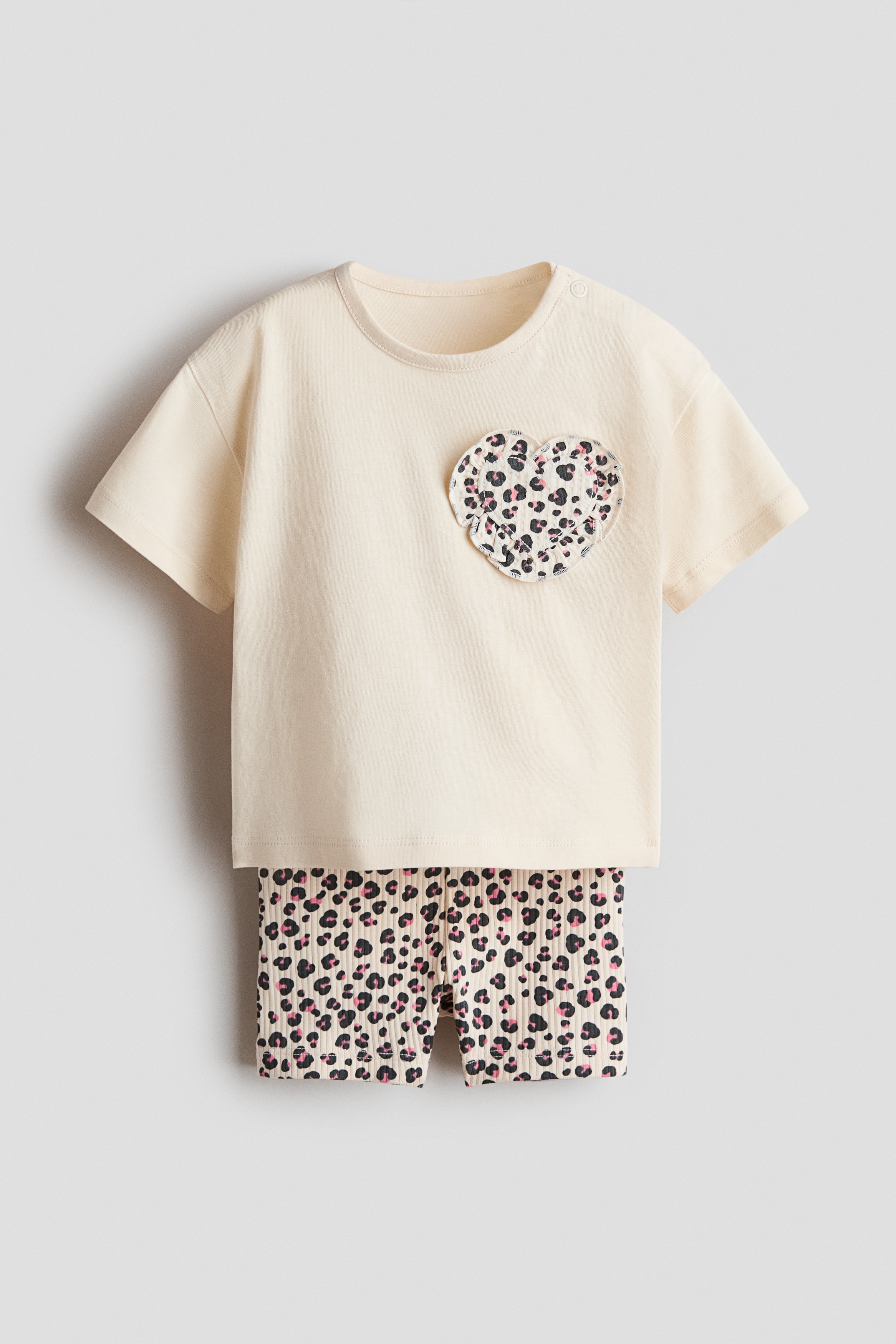 2-teiliges Set mit Shirt und RadlershortsKategorie