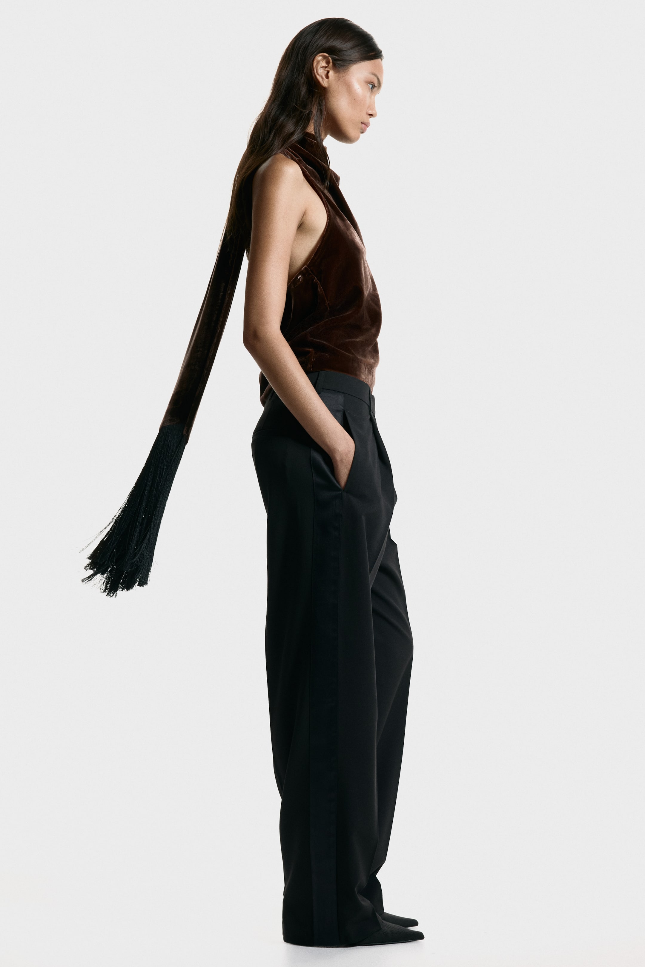 拡大画像を表示: ベルベットホルターネックトップス - ダークブラウン - レディース | H&M JP 1