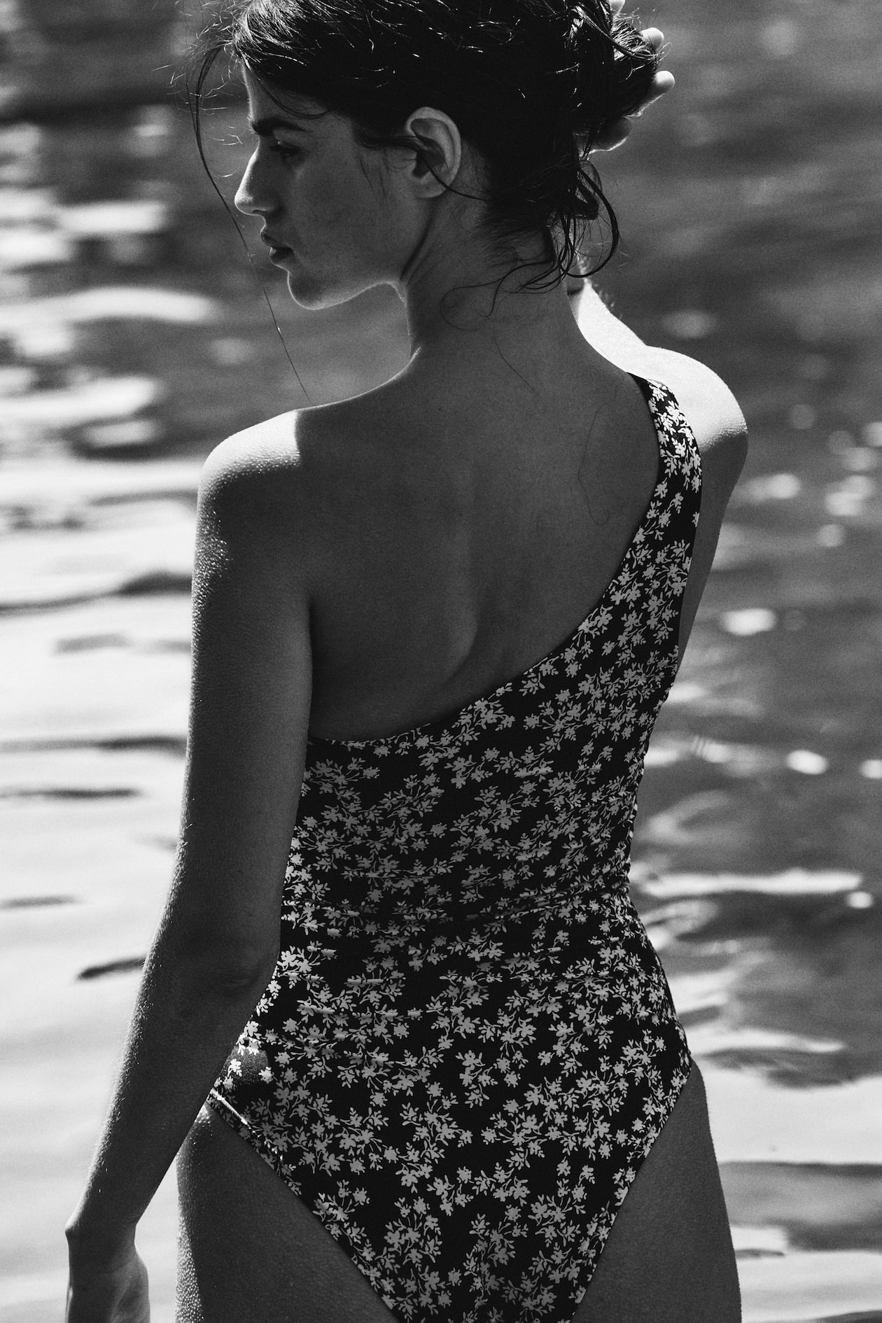Light Shape One-Shoulder Swimsuit - image 5