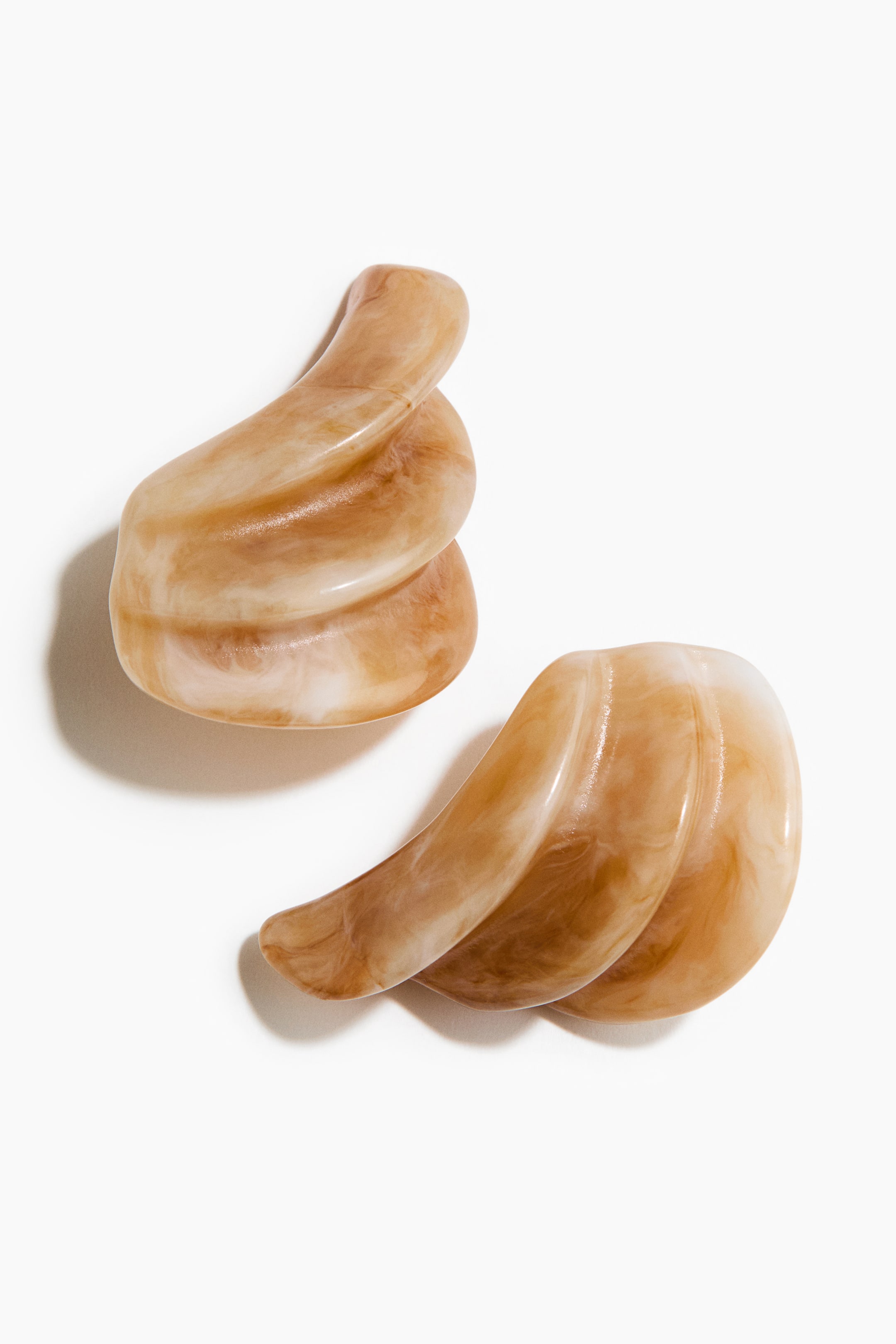 拡大画像を表示: Wing-shaped earrings - ベージュ／マーブル - レディース | H&M JP 2