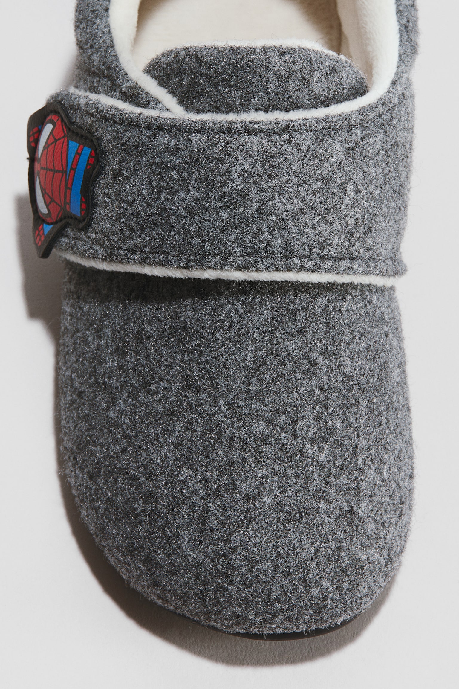 Детские тапочки H&M Motif-Detail Indoor Barefoot Slippers, цвет: Тёмный серый — фото 3