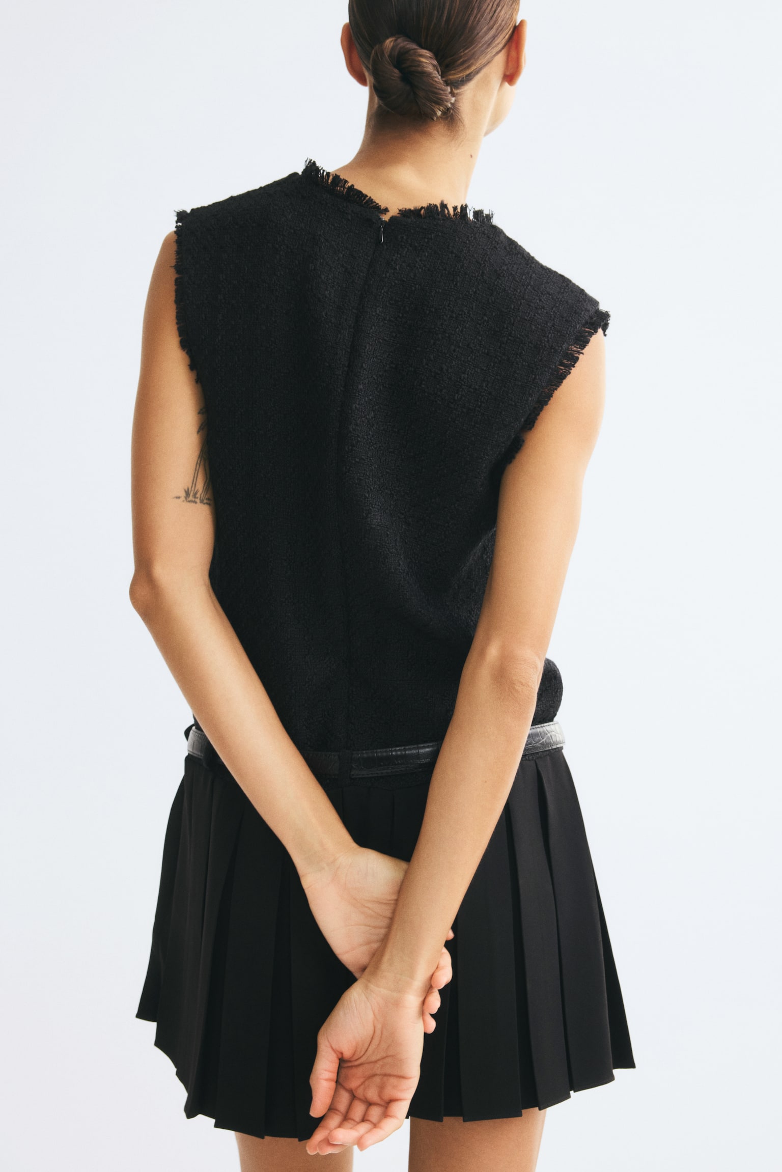 Женское платье H&M Belted Bouclé Dress, цвет: Чёрный — фото 5